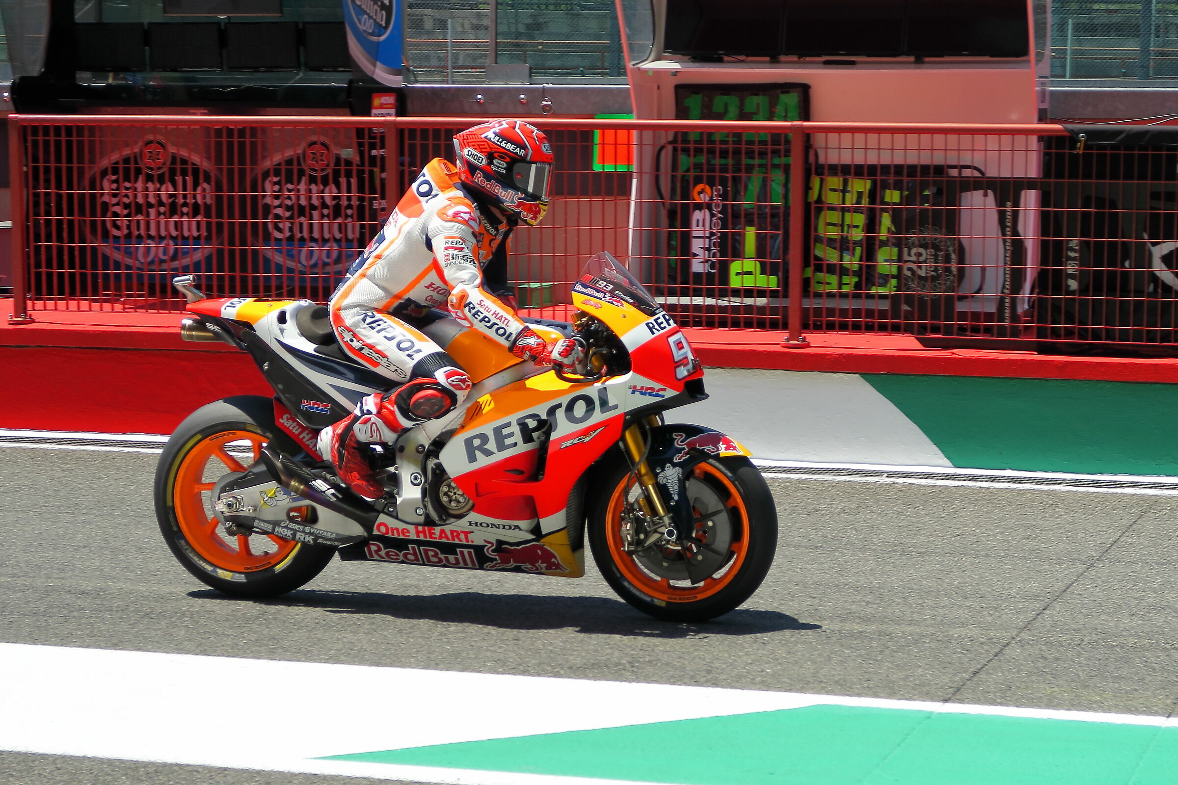 Pit lane Mugello, M.M. in action.