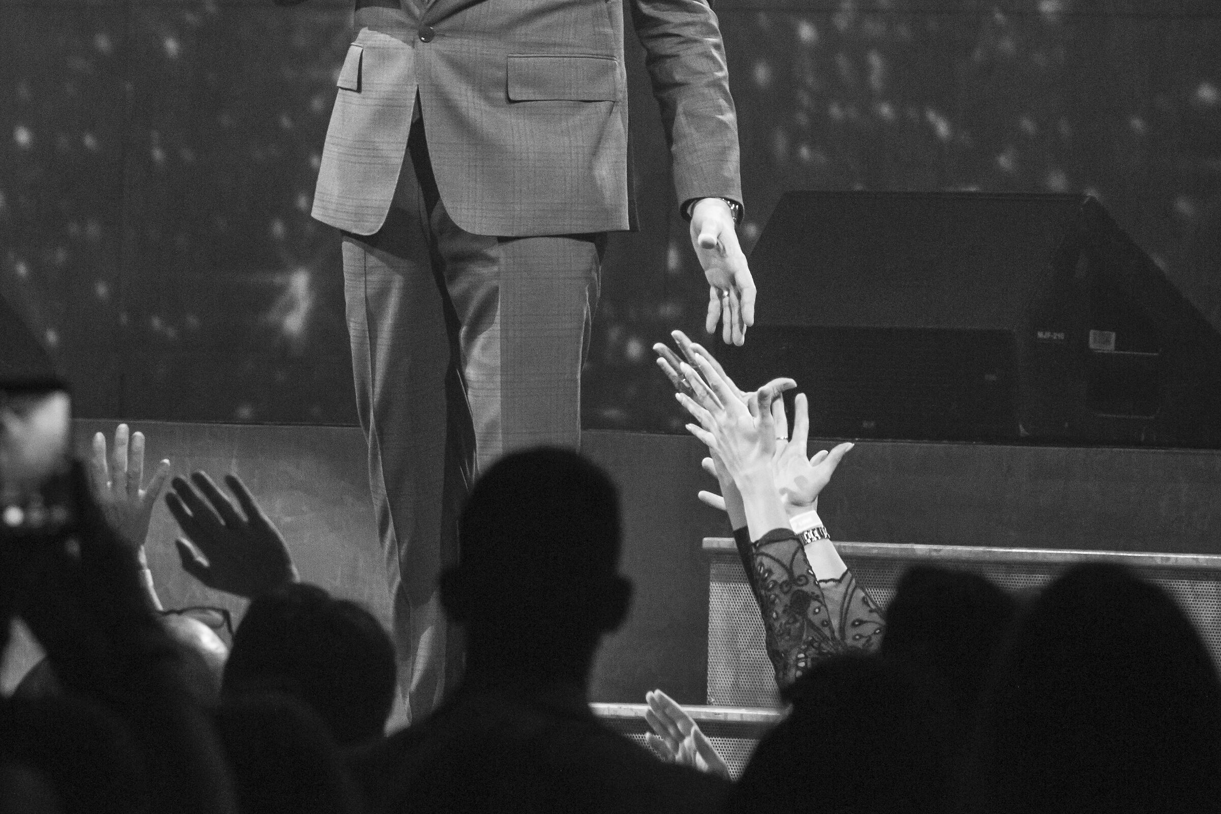 Mani che vogliono mani