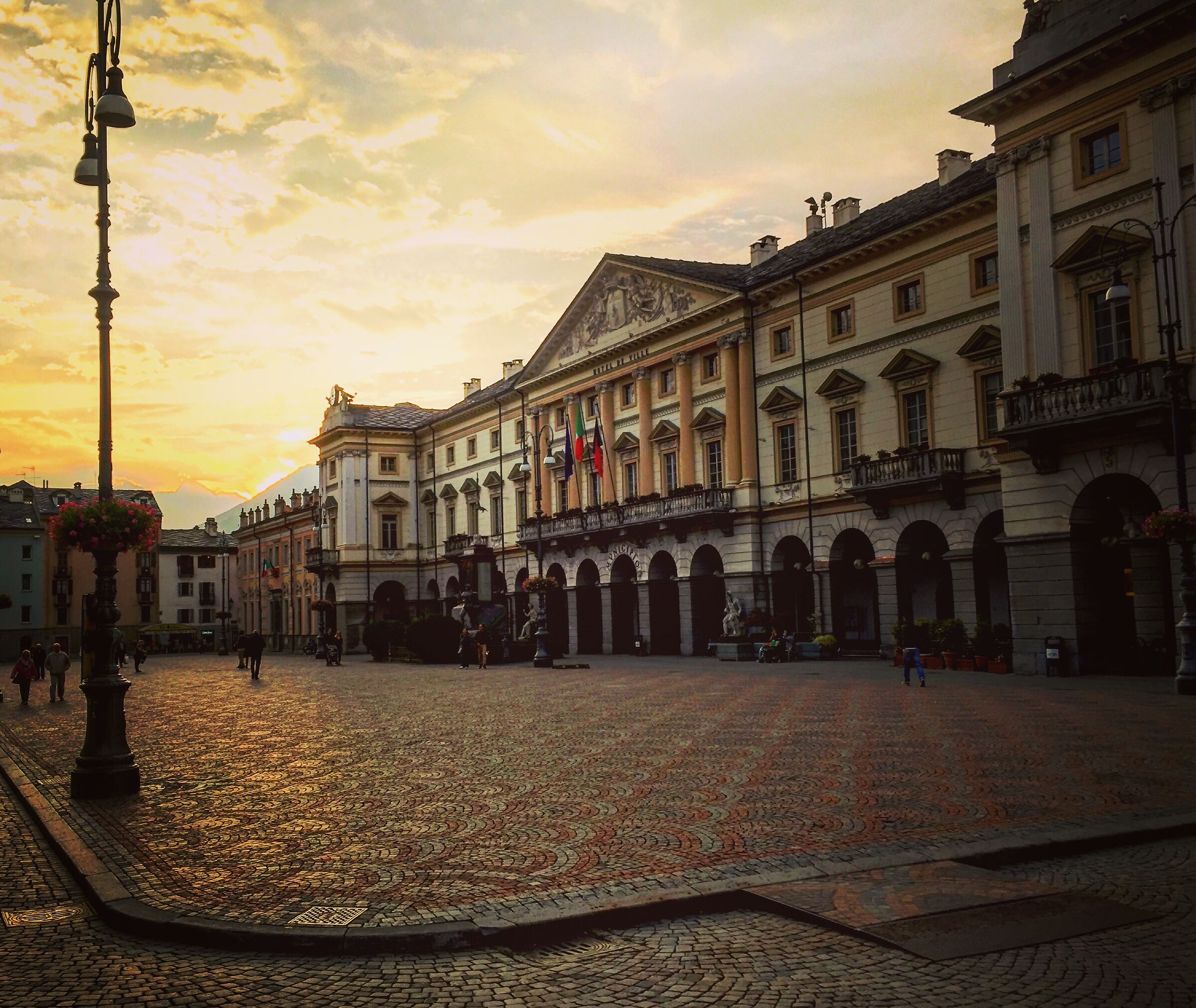 Tramonto su Piazza Chanoux