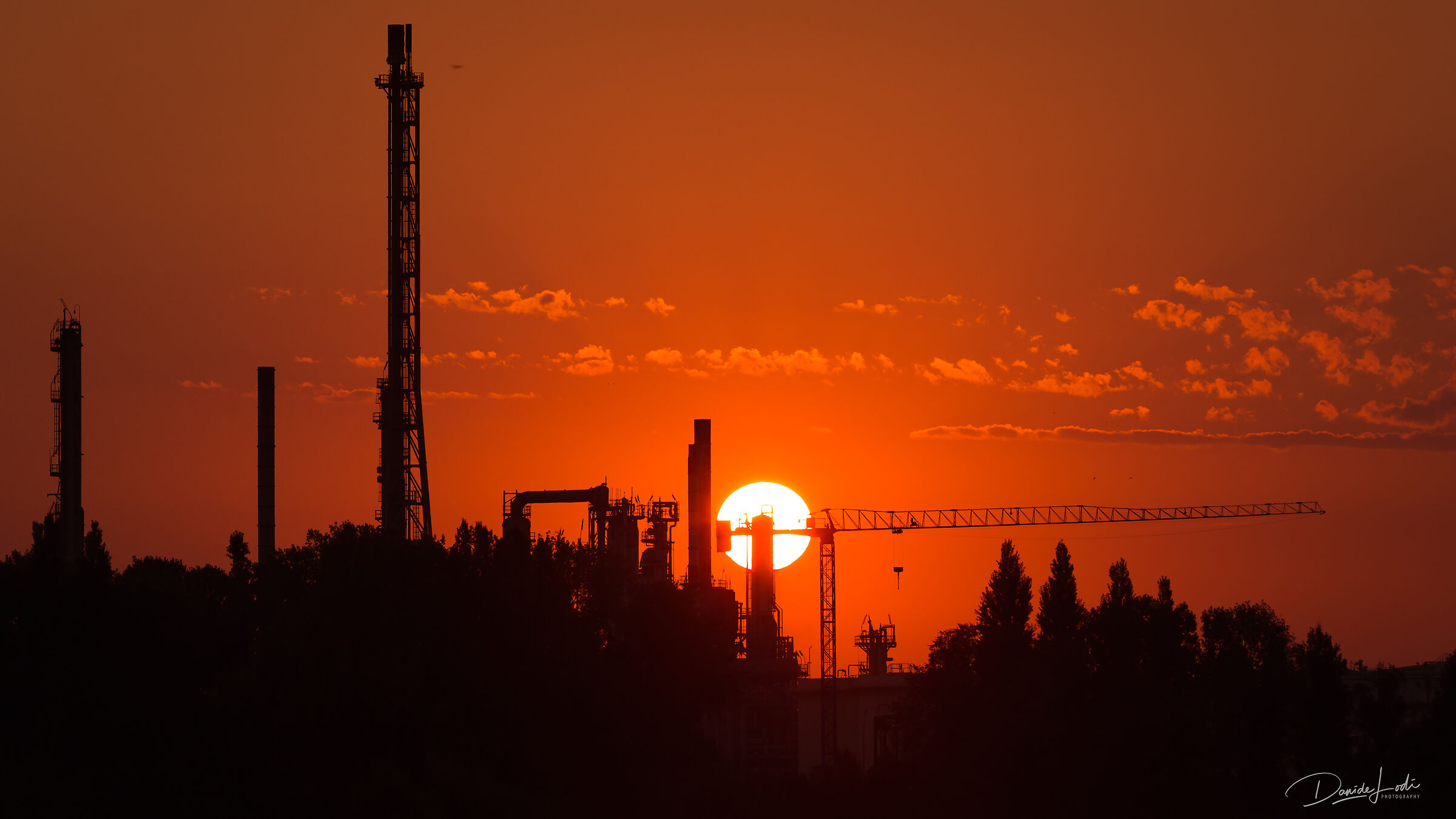 Alba sulla raffineria