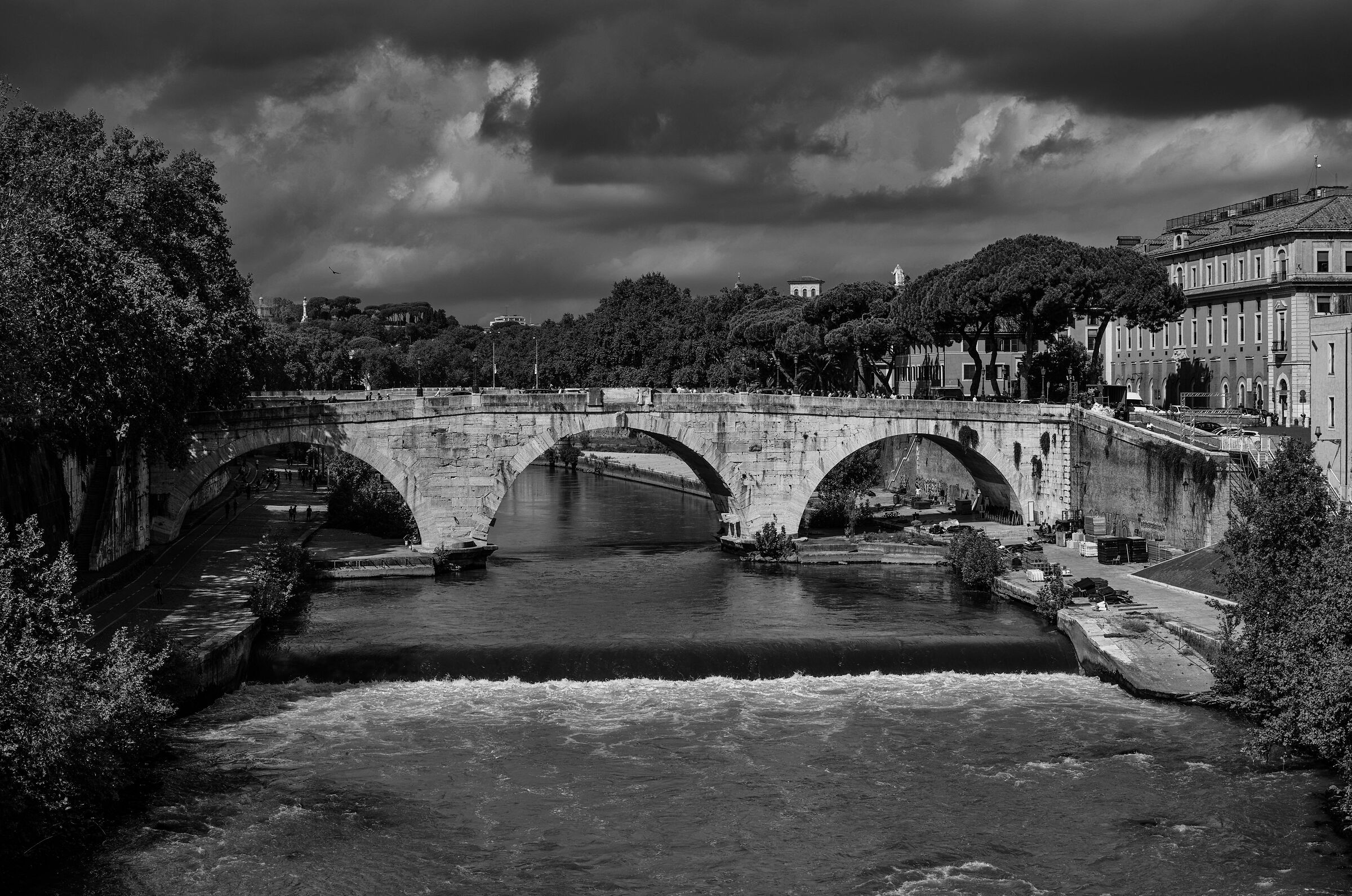Roma-Nubi minacciose sull'isola Tiberina
