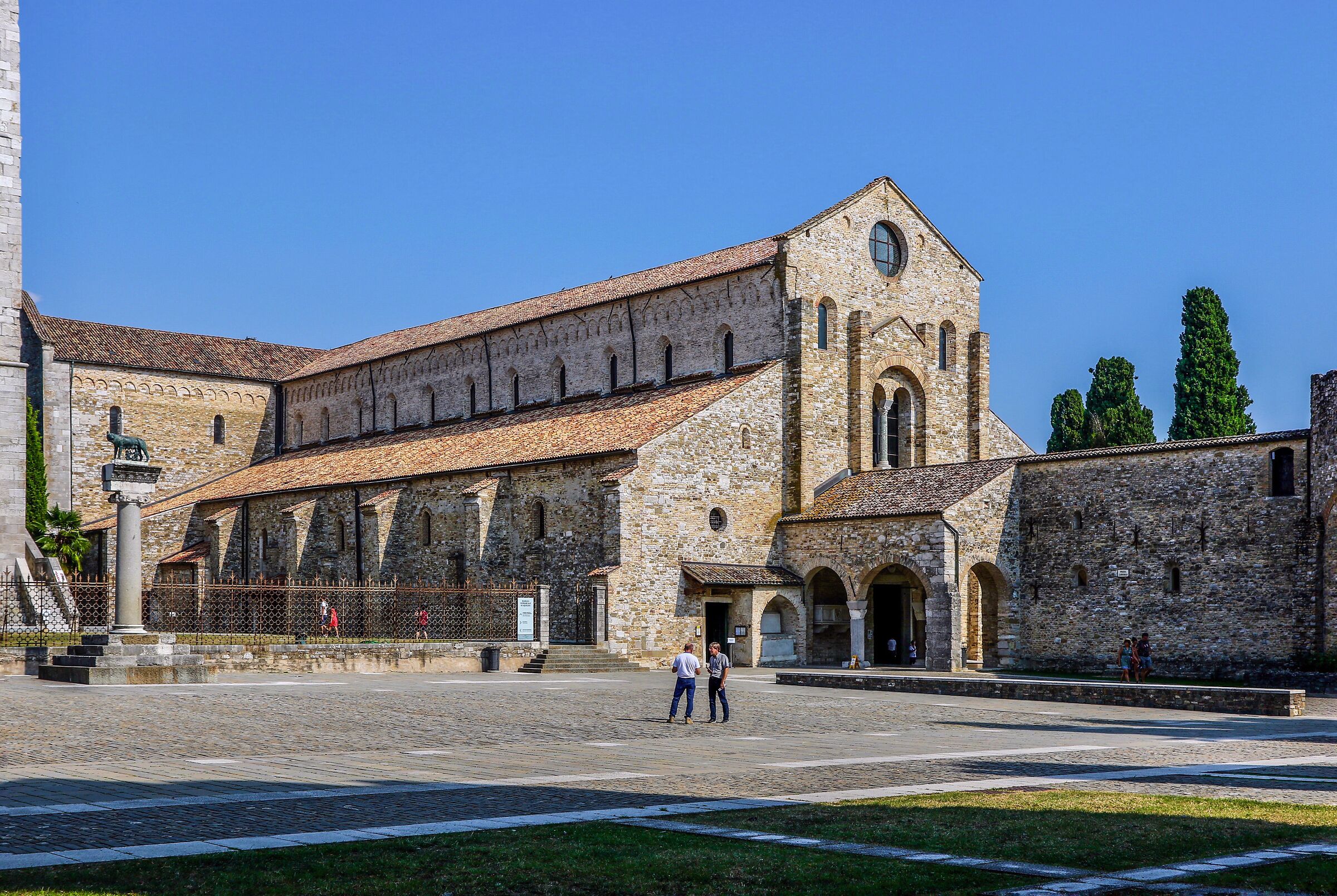 Due parole, sul sagrato della Basilica, ad Aquileia.