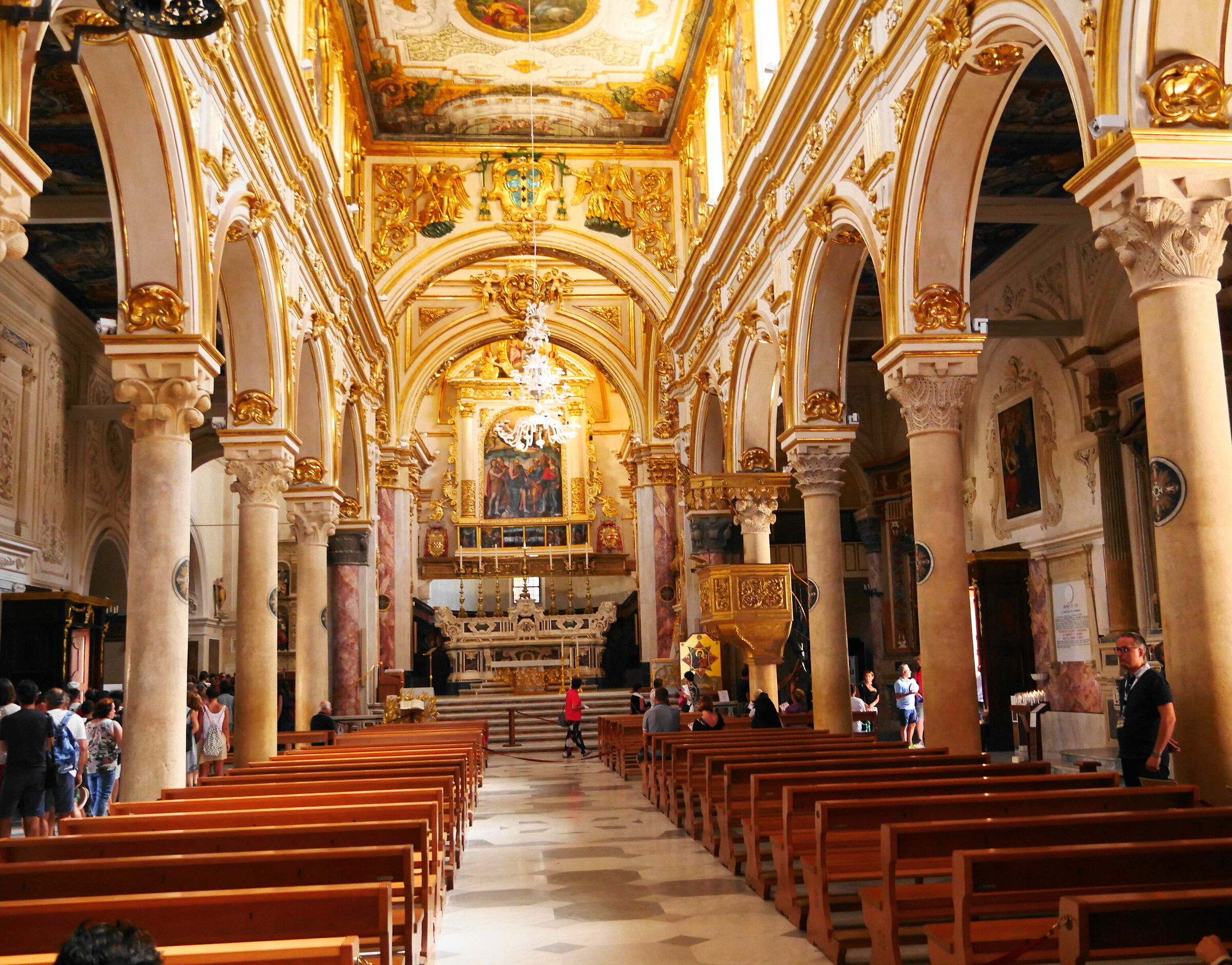 matera - basilica interior