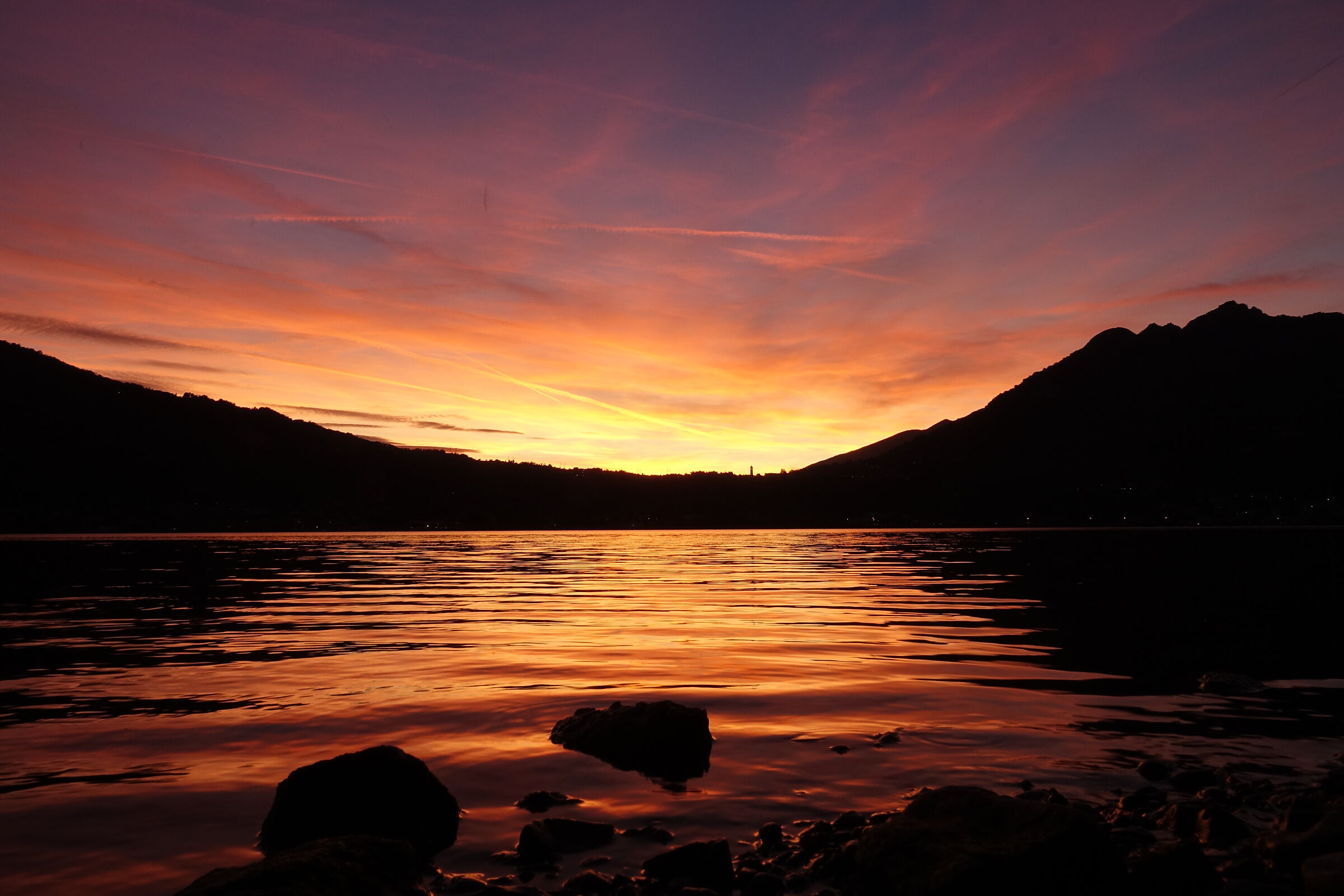 tramonto autunnale sul lago di Garlate