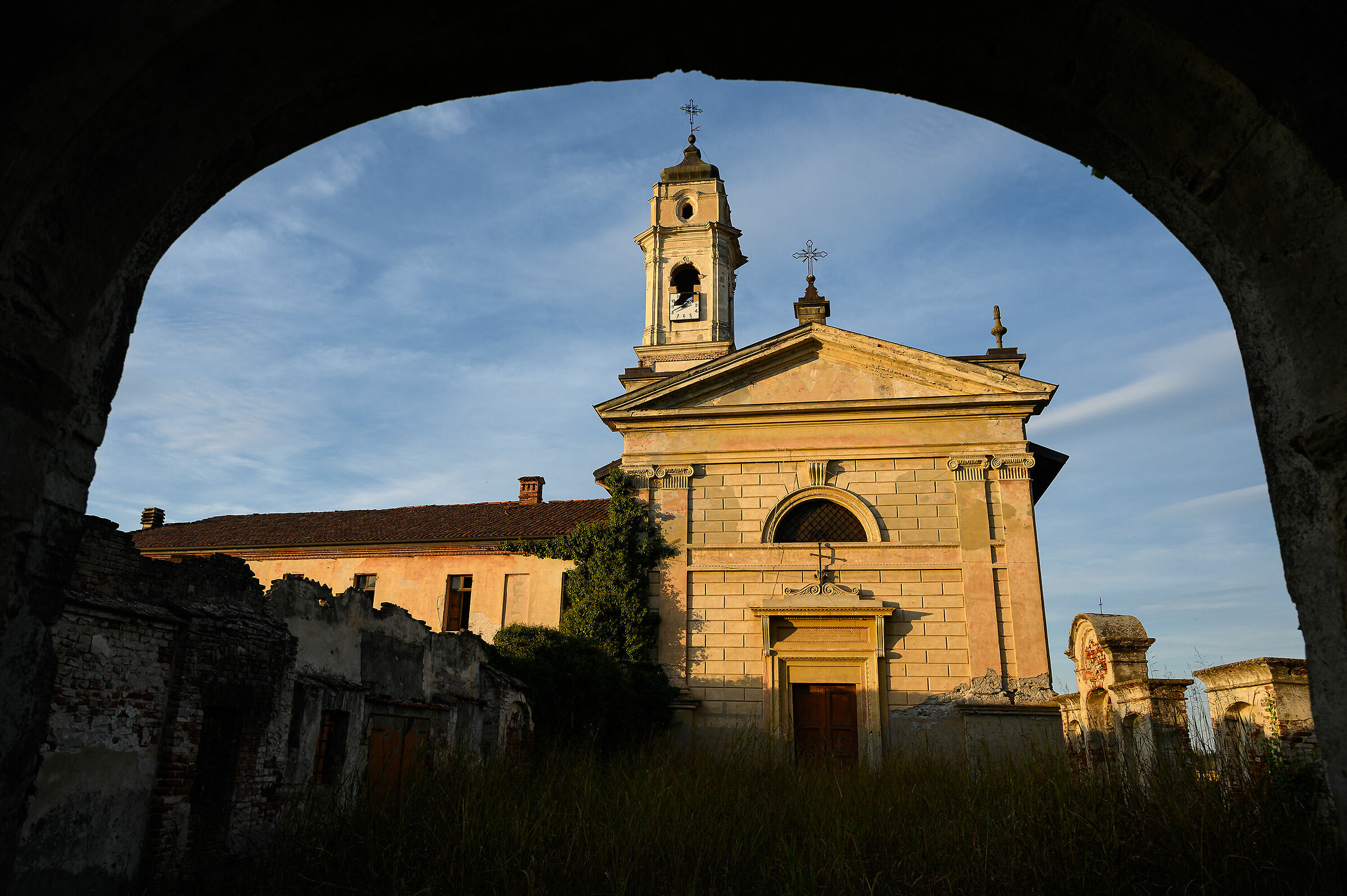 Vettignè, la chiesa in rovina.