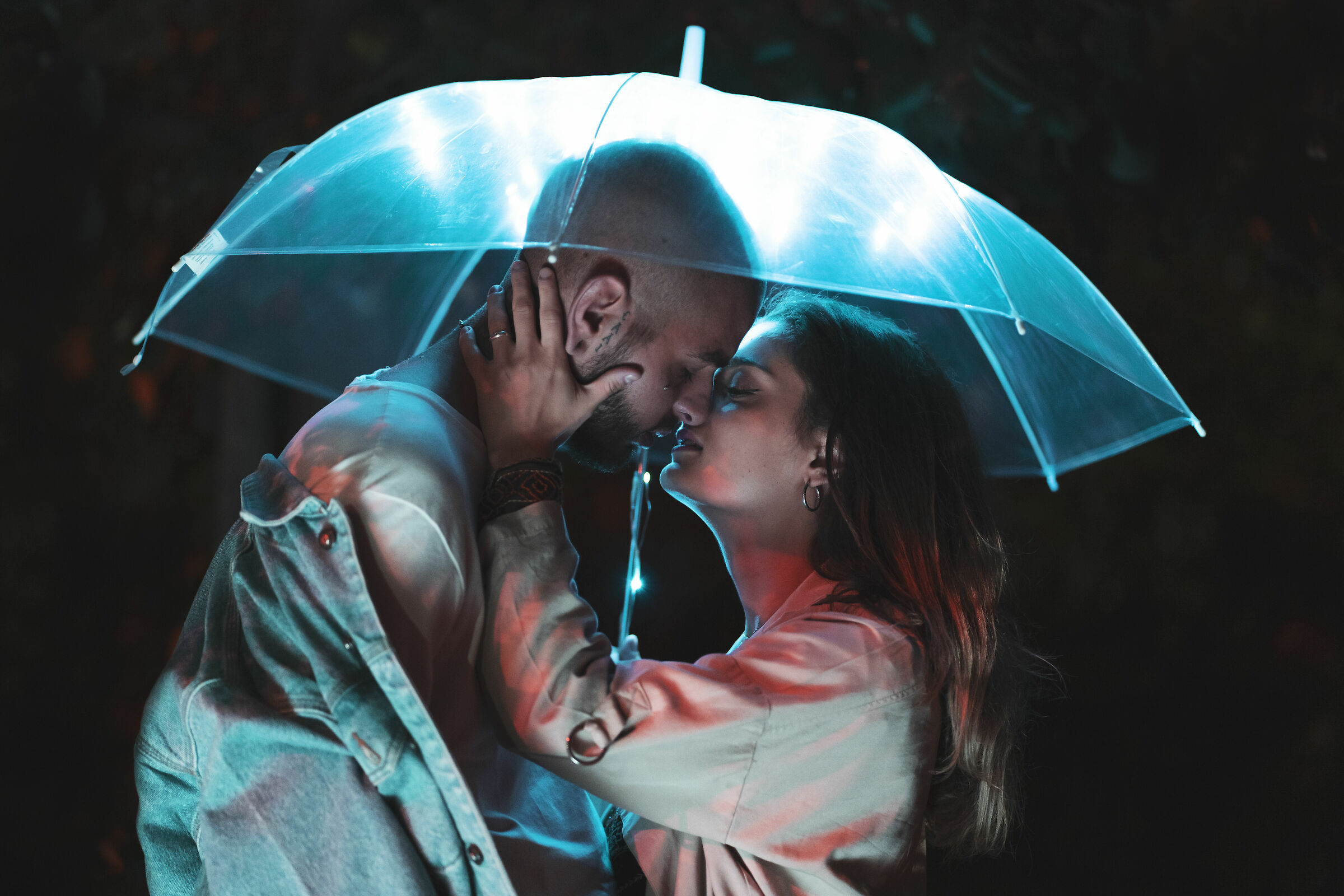 Bacio sotto l'ombrello