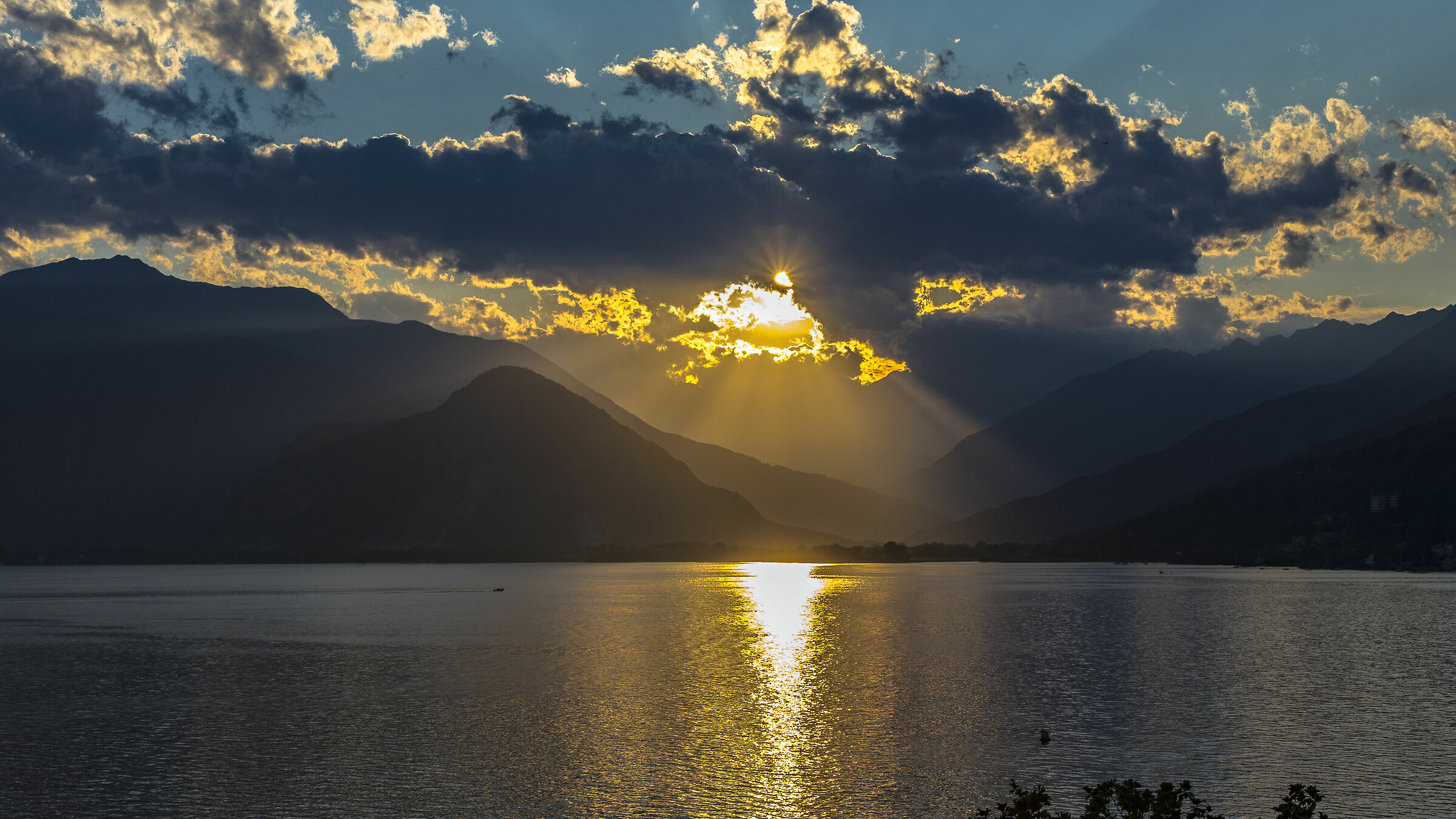 The curtain falls on the lake