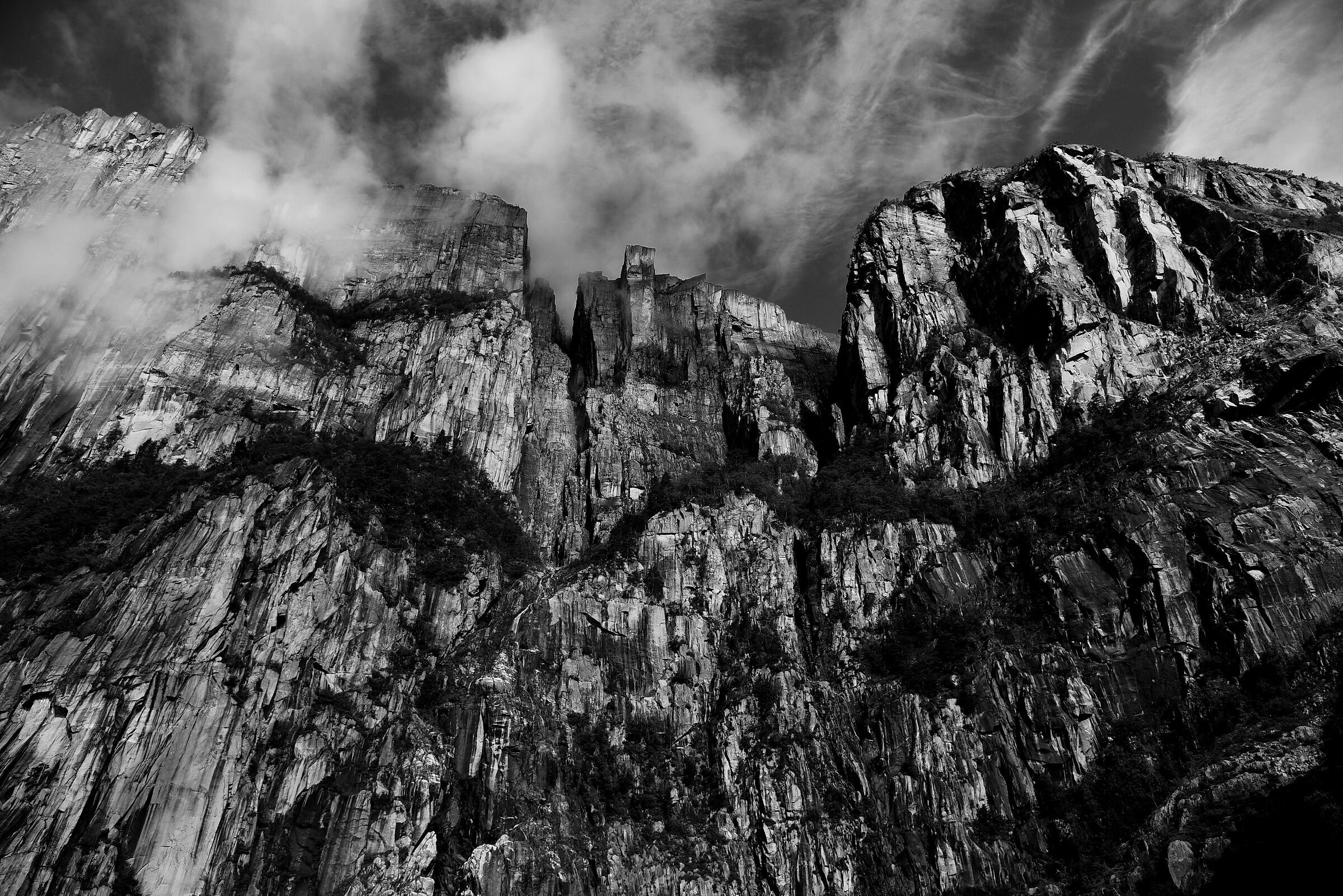 Montagne sotto al cielo