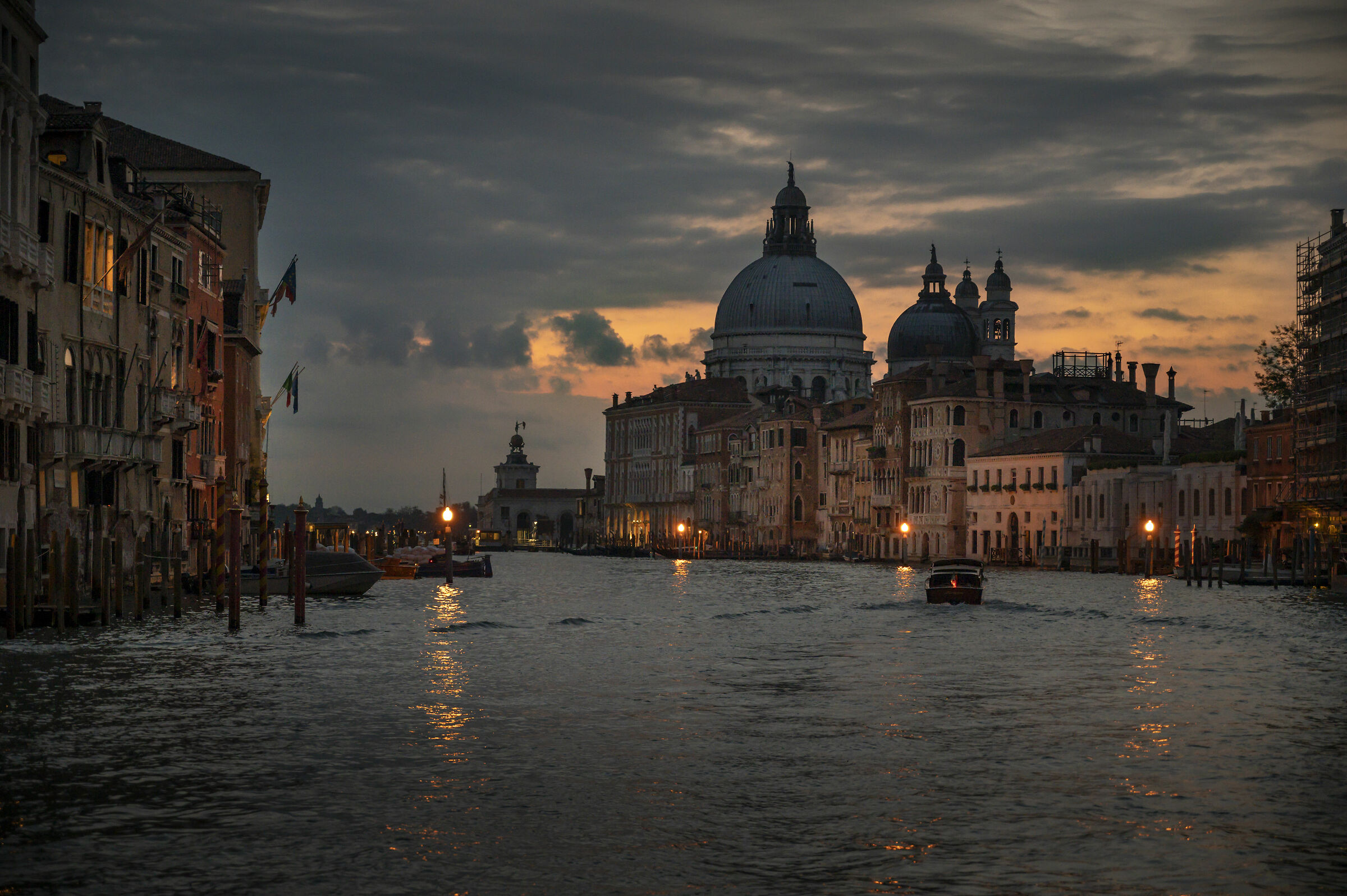 Prime luci sul canal grande