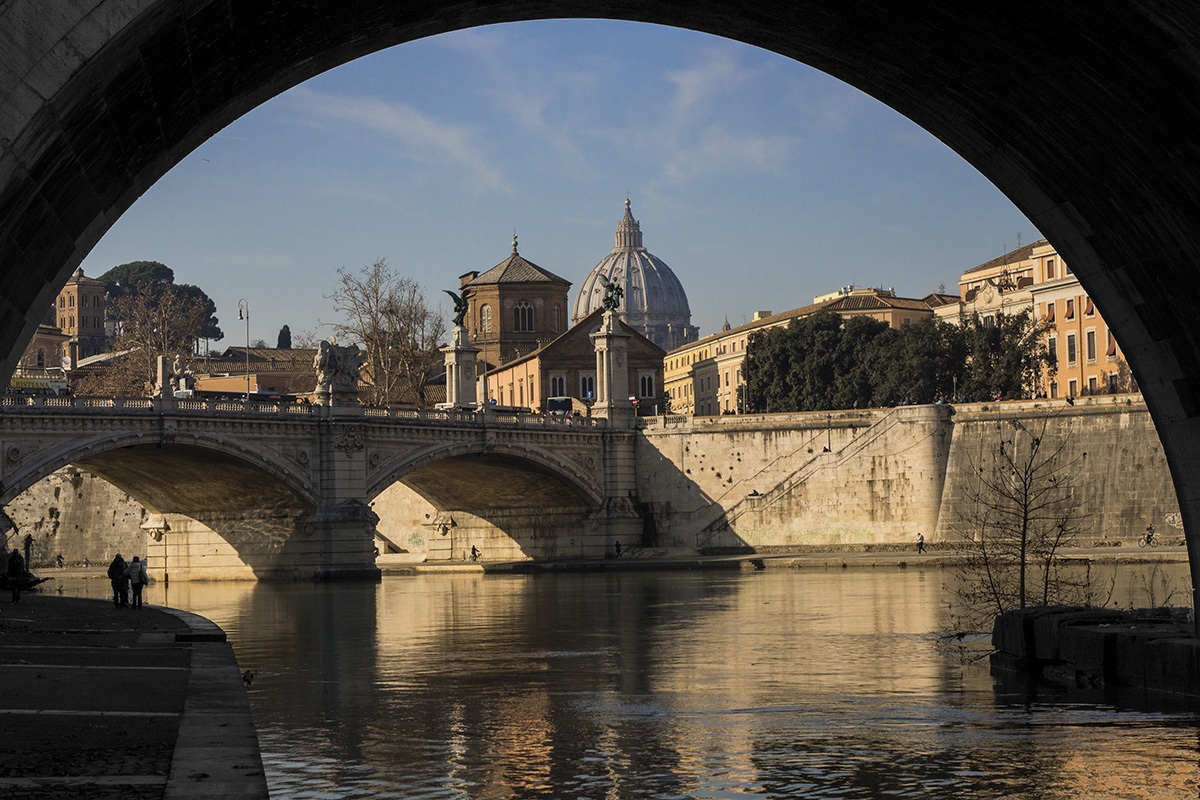 Ponte Vittorio under the arch