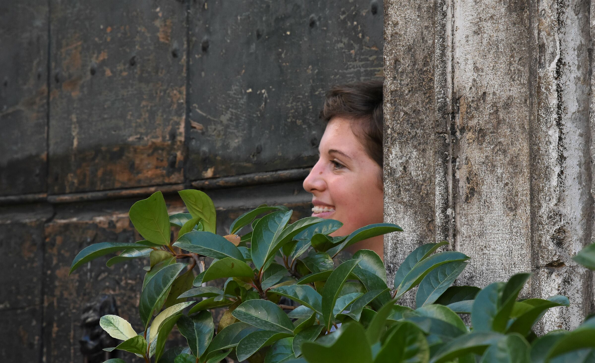 Un sorriso tra i portoni e le i marmi di Roma