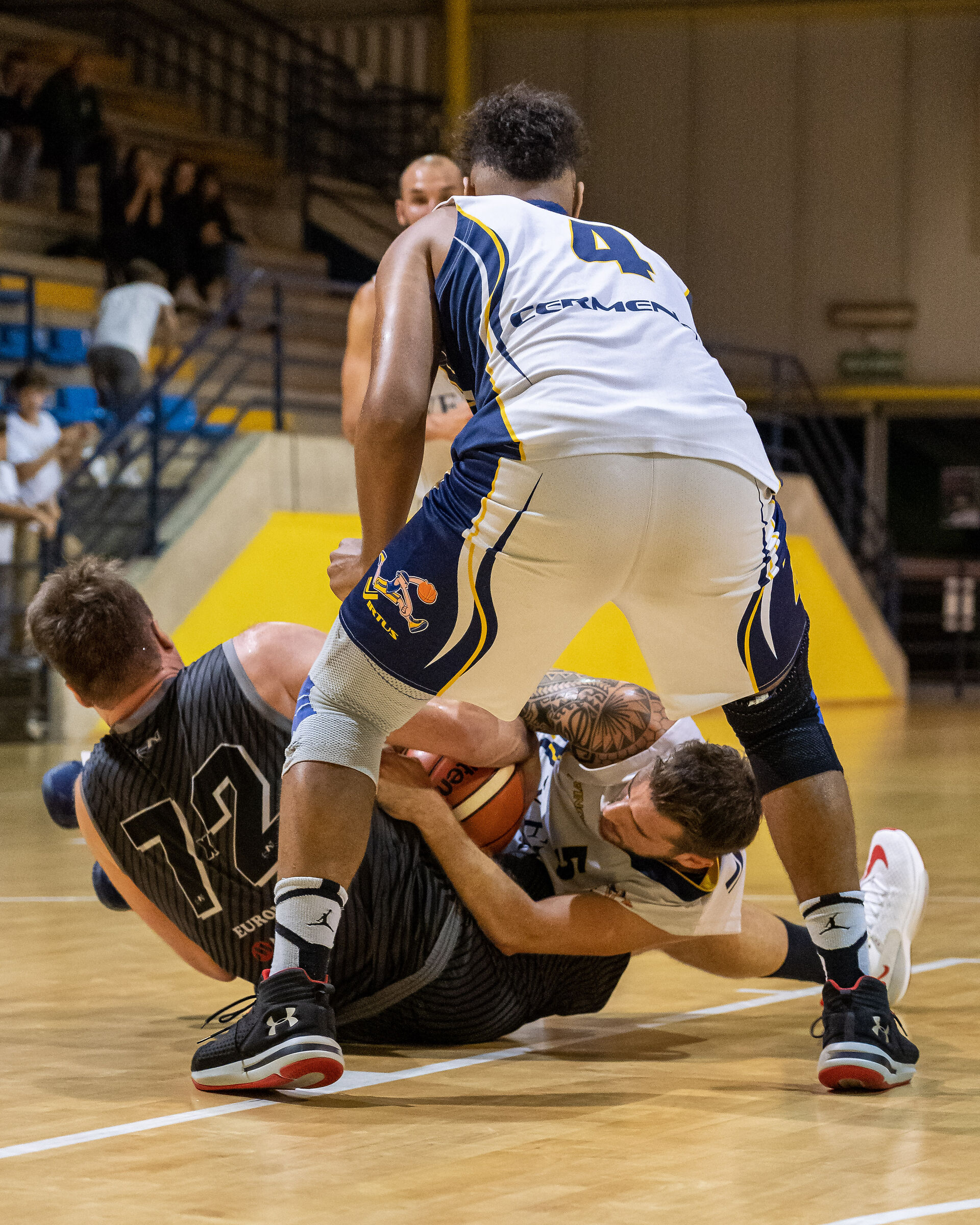 Il pallone è mio e non te lo do.