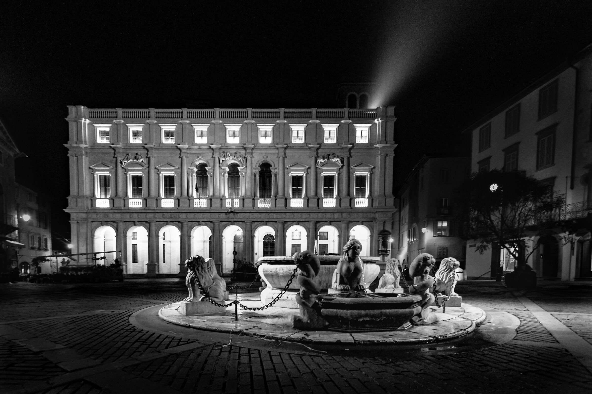 Piazza vecchia notturna