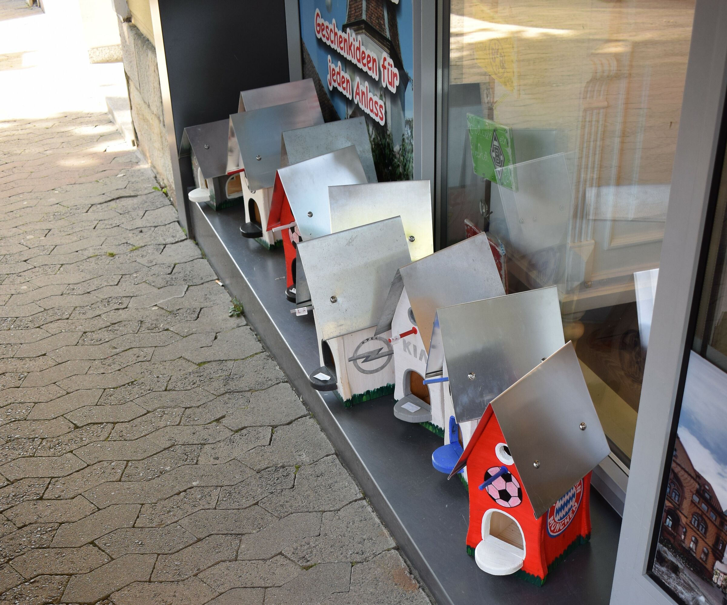 Sponsored houses for birds