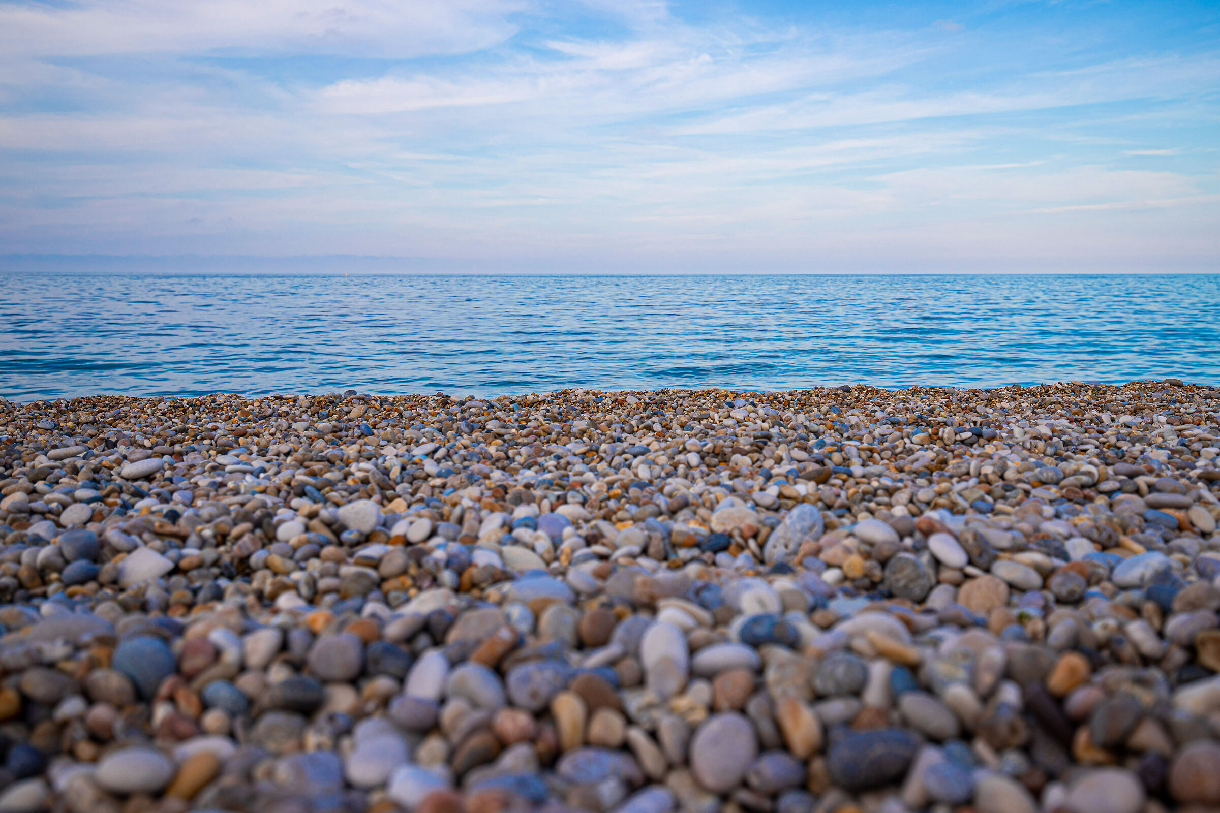 Il mare ha tante onde e non finisce all'orizzonte