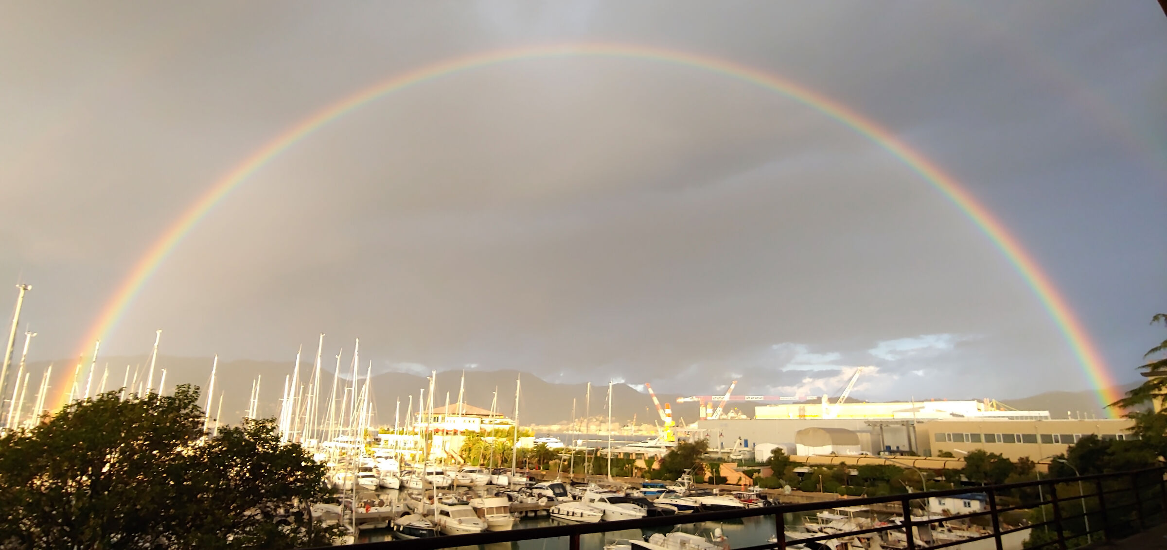 Arcobaleno  intero sul golfo della Spezia