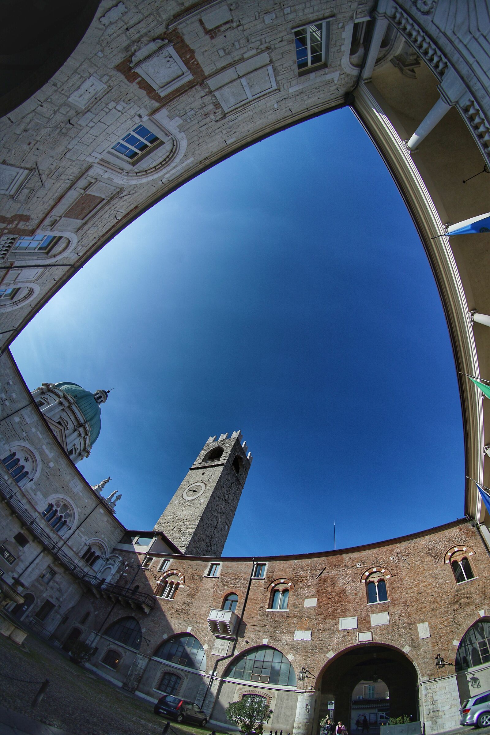 Dal Broletto verso il cielo