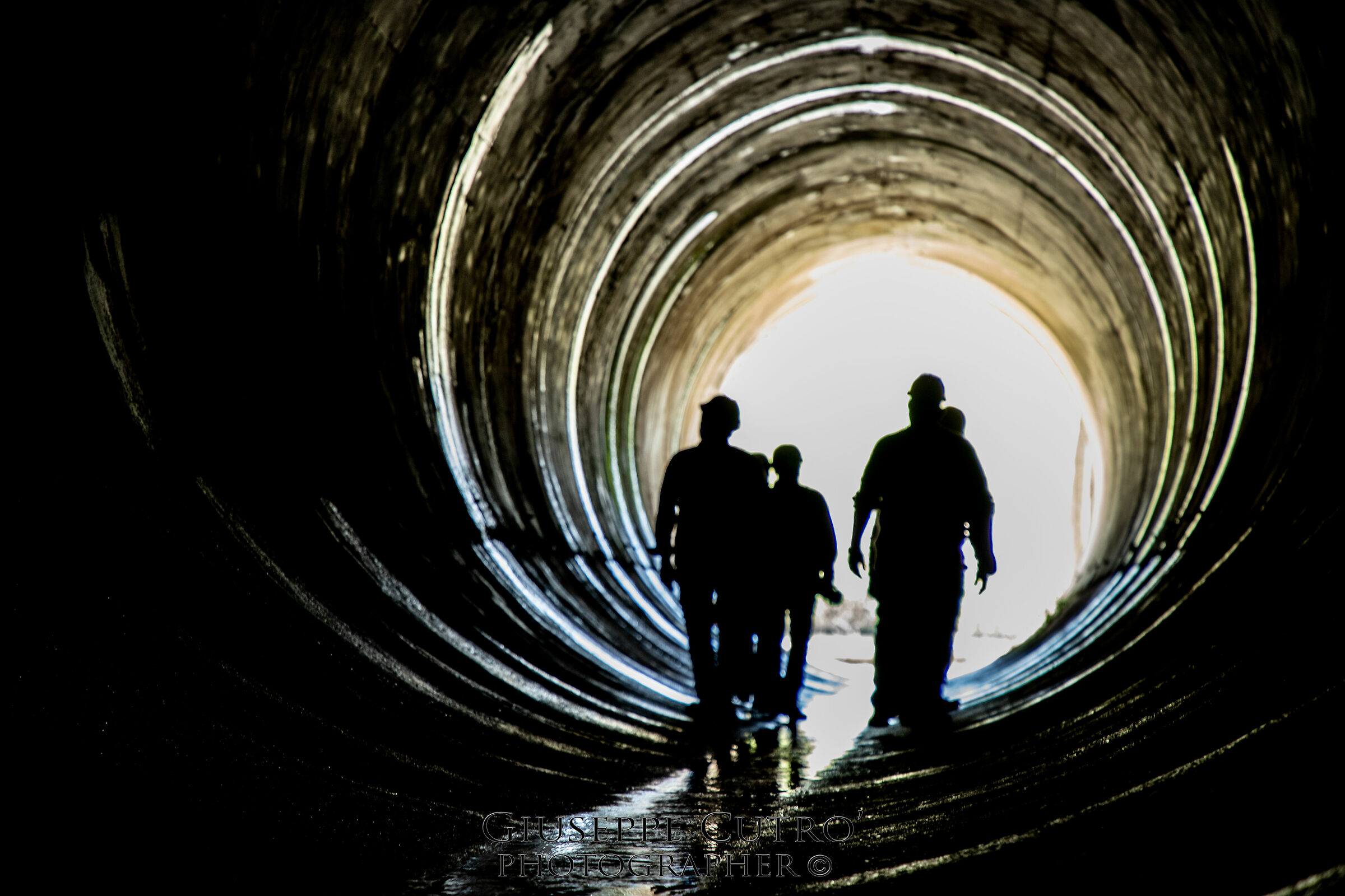 Nel ventre della diga