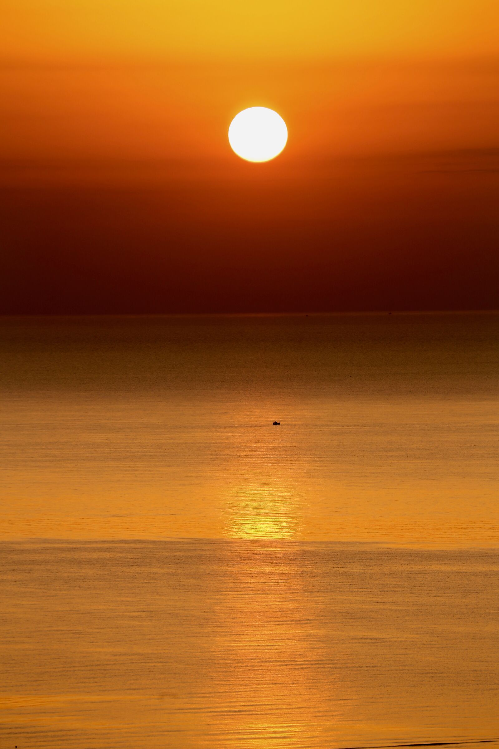 Un'alba meravigliosa con minuscola barchetta.