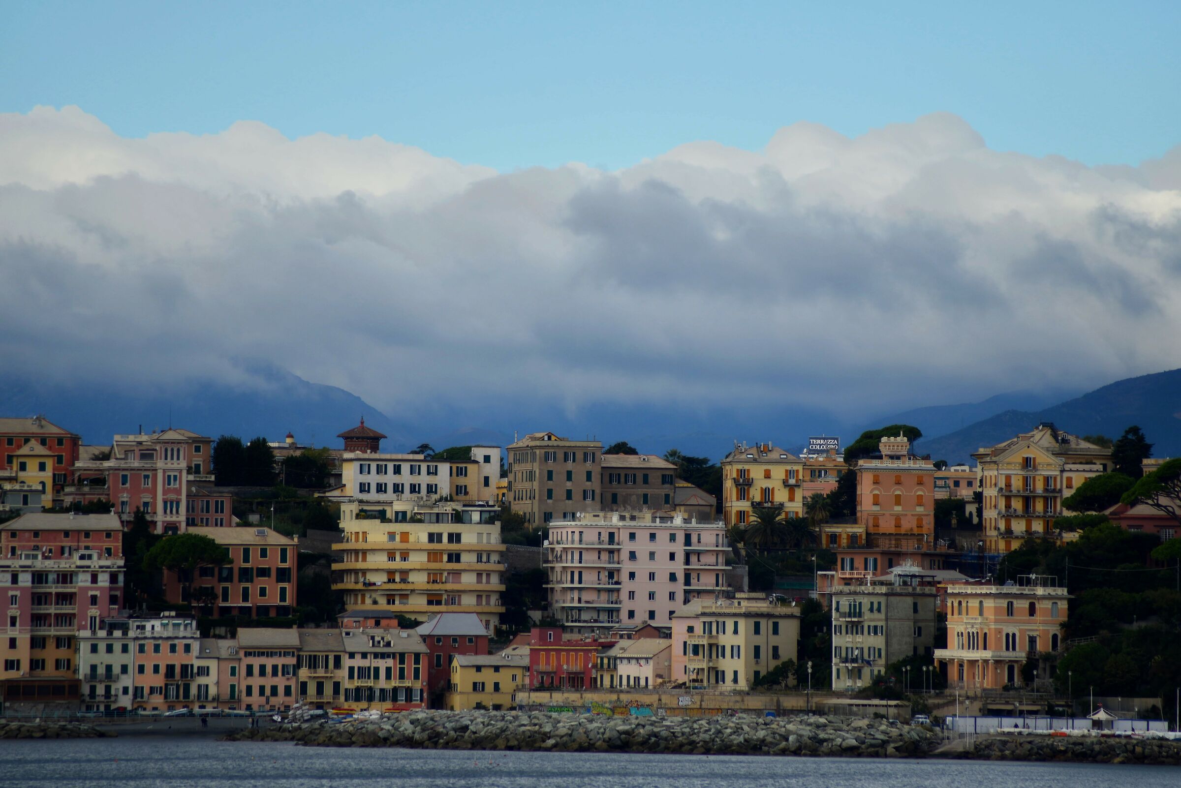 Case che guardano il mare