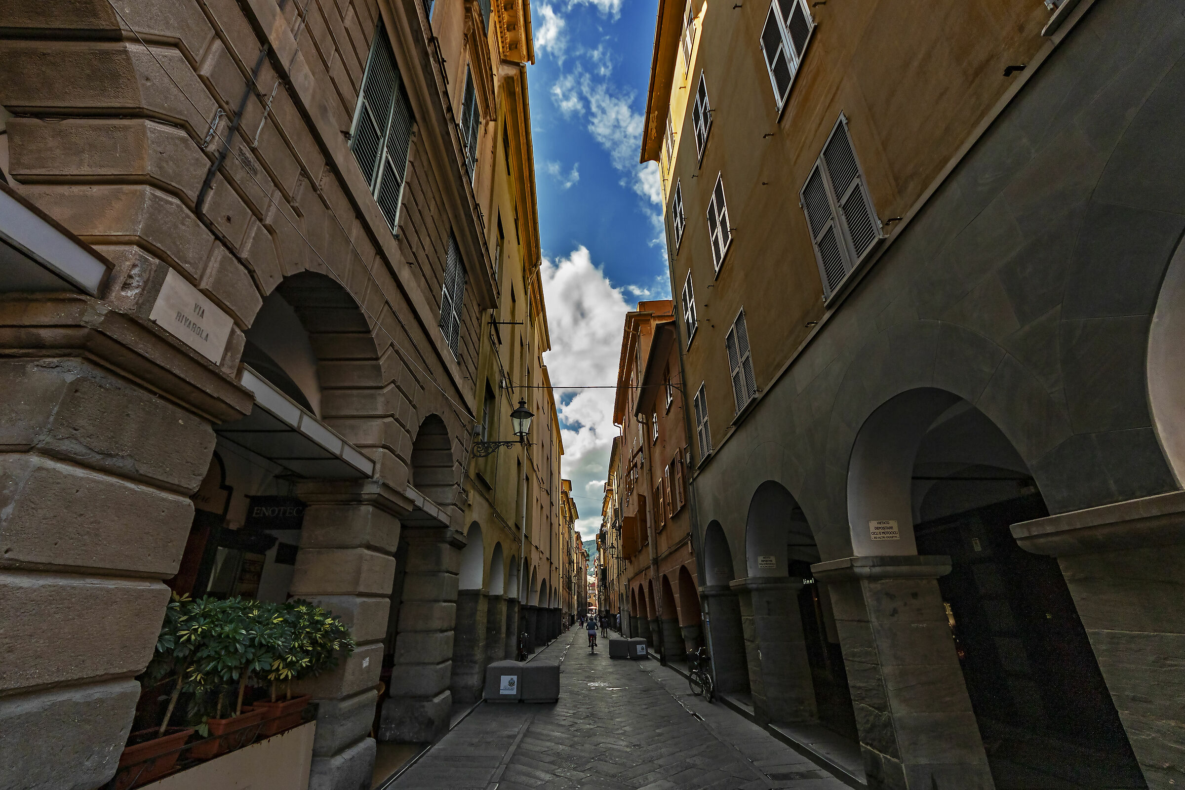 Lunga è la strada stretta è la via