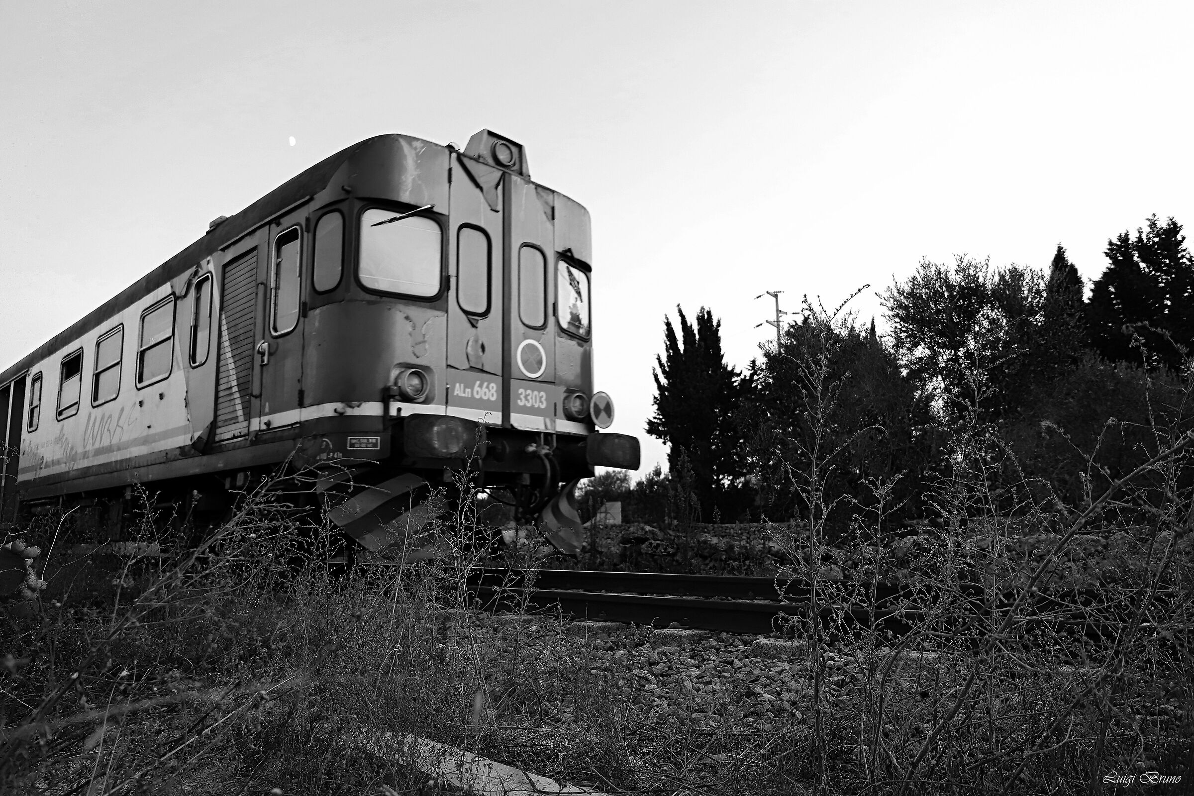 "Passano ancora lenti i treni..."