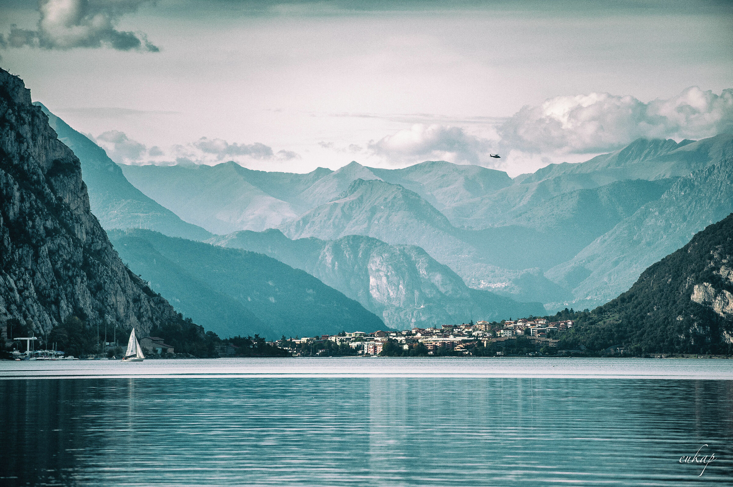 Le montagne sul lago