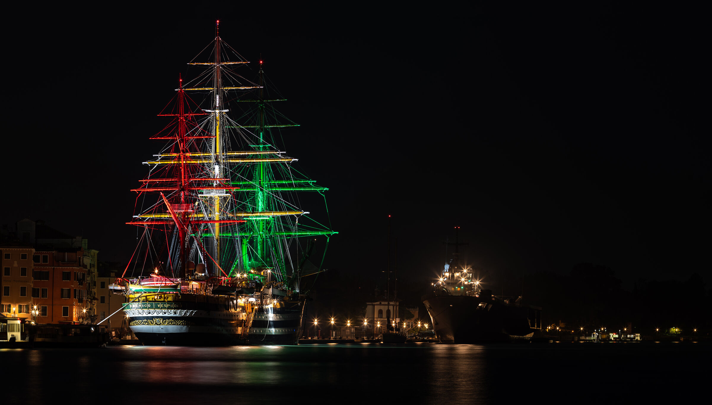 Panoramica del Vespucci a Venezia di notte