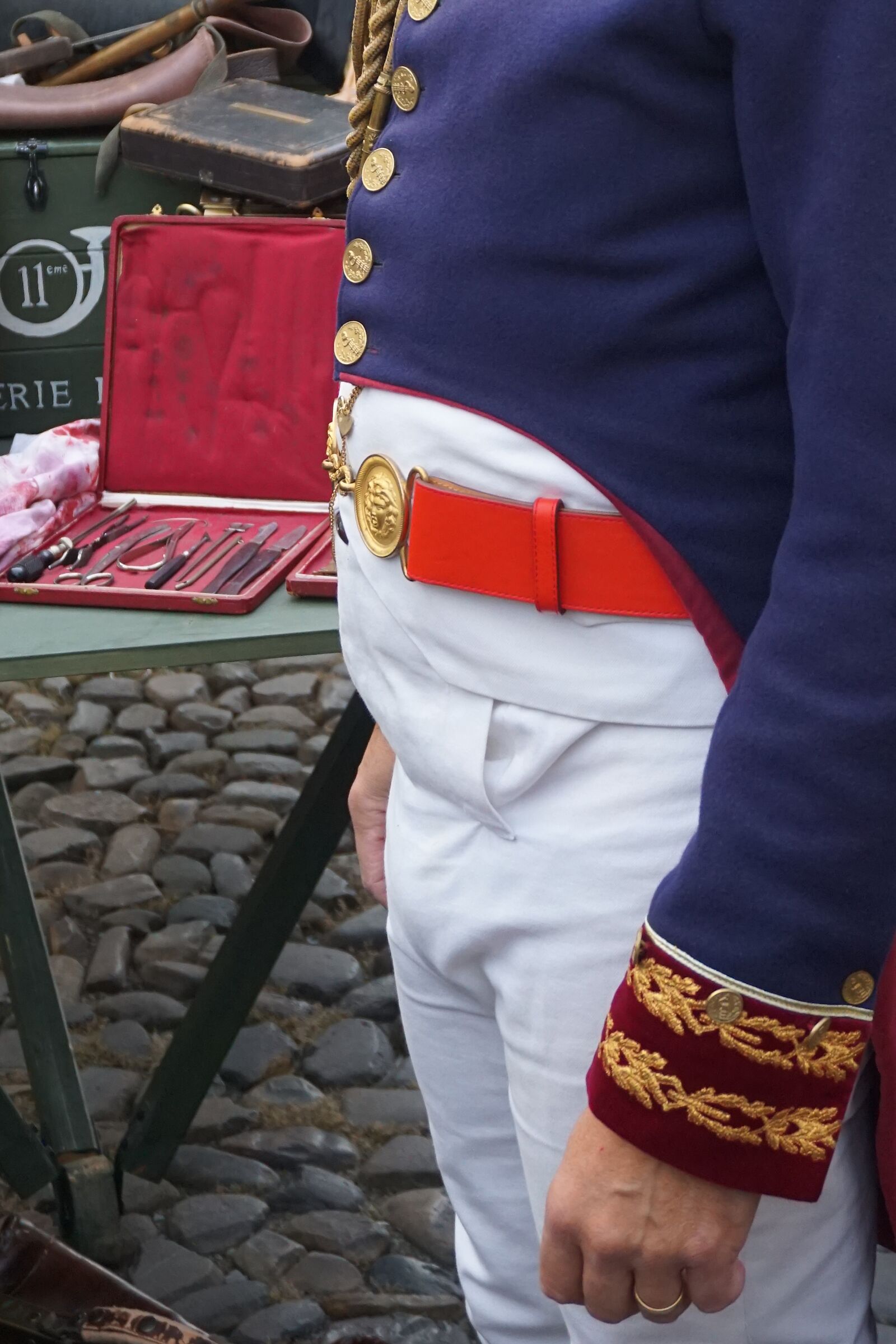 Pancia, attrezzi e bottoni di un medico napoleonico