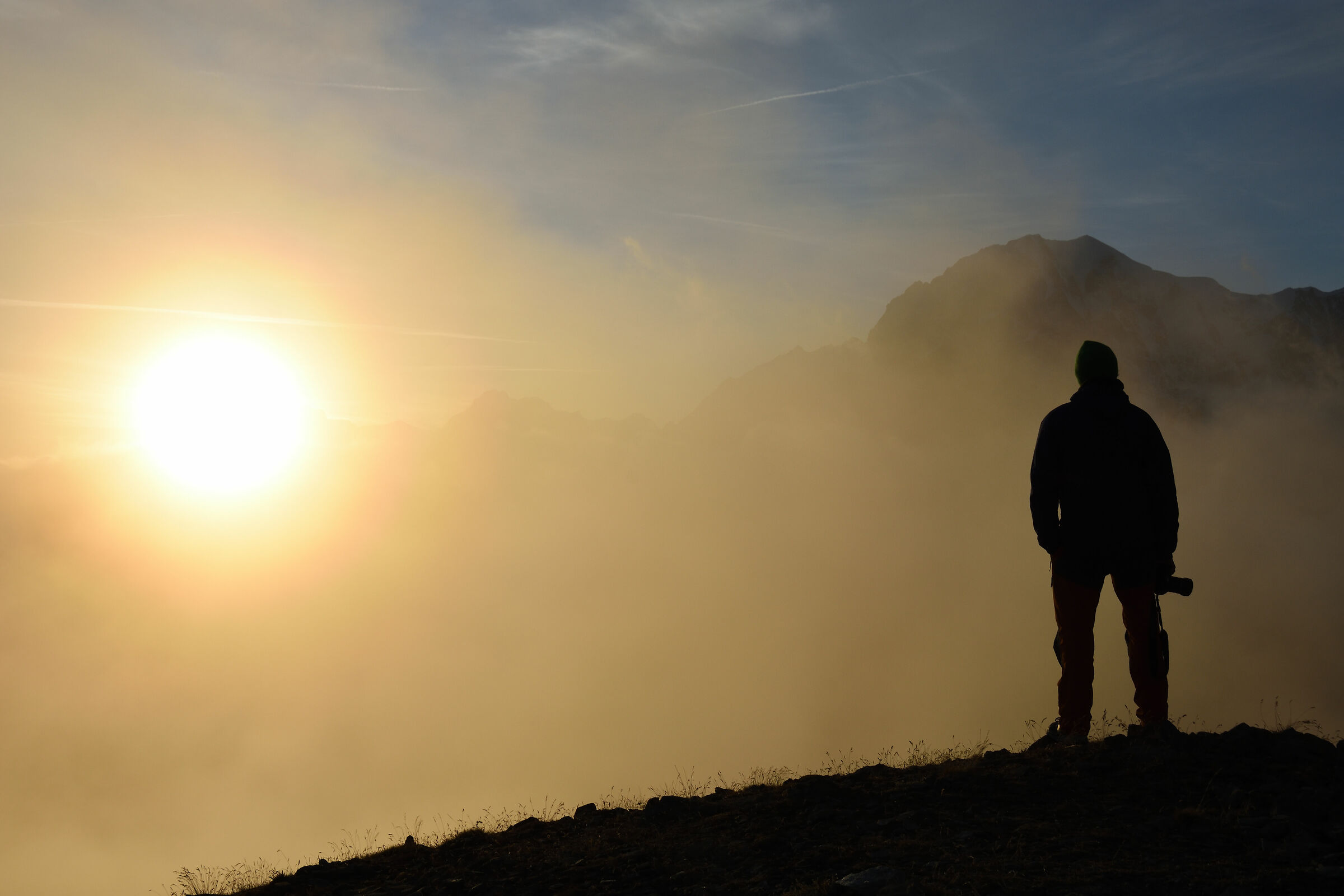 tramonto nella nebbia