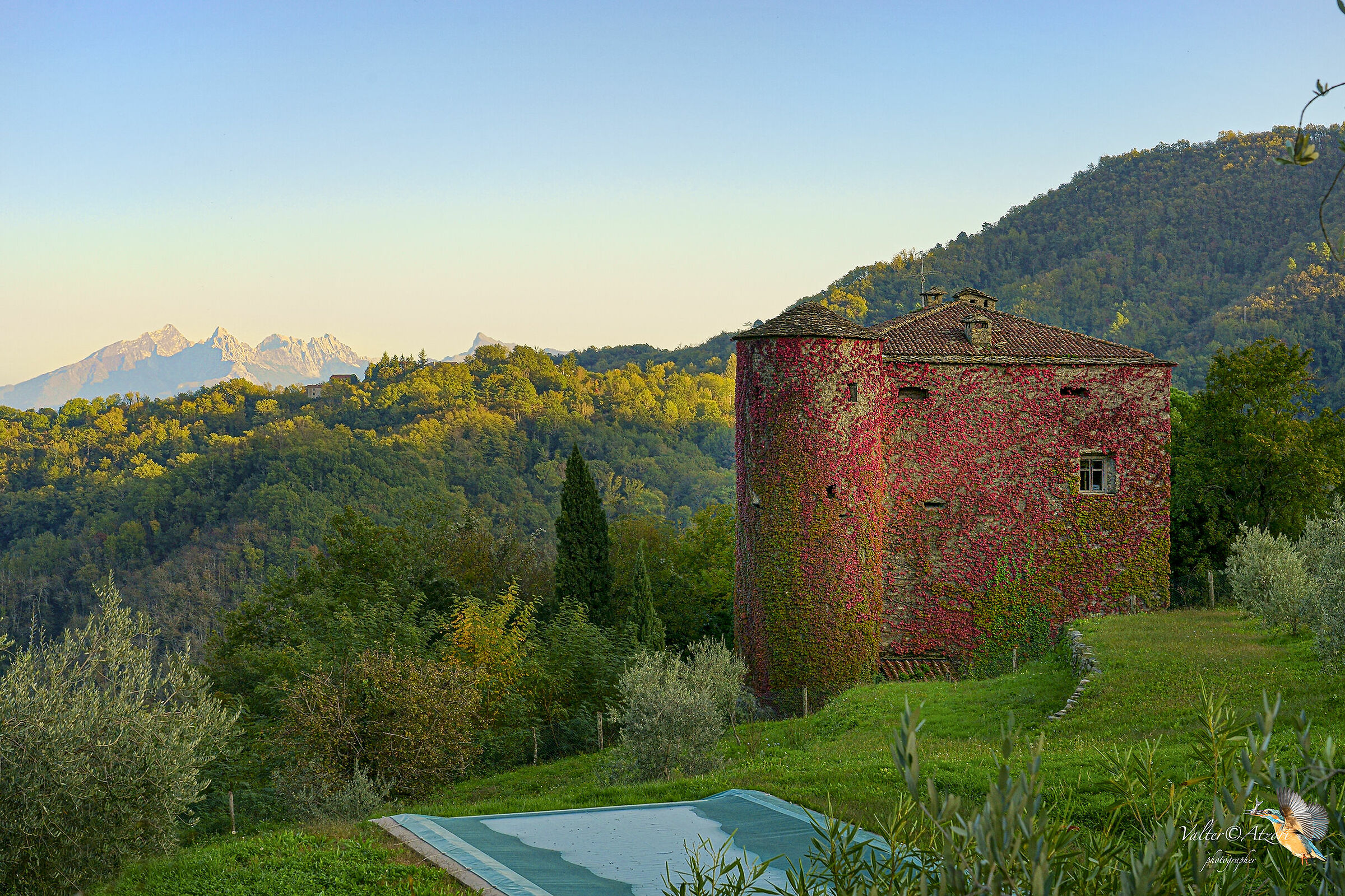 Castello Malaspina e le Alpi Apuane