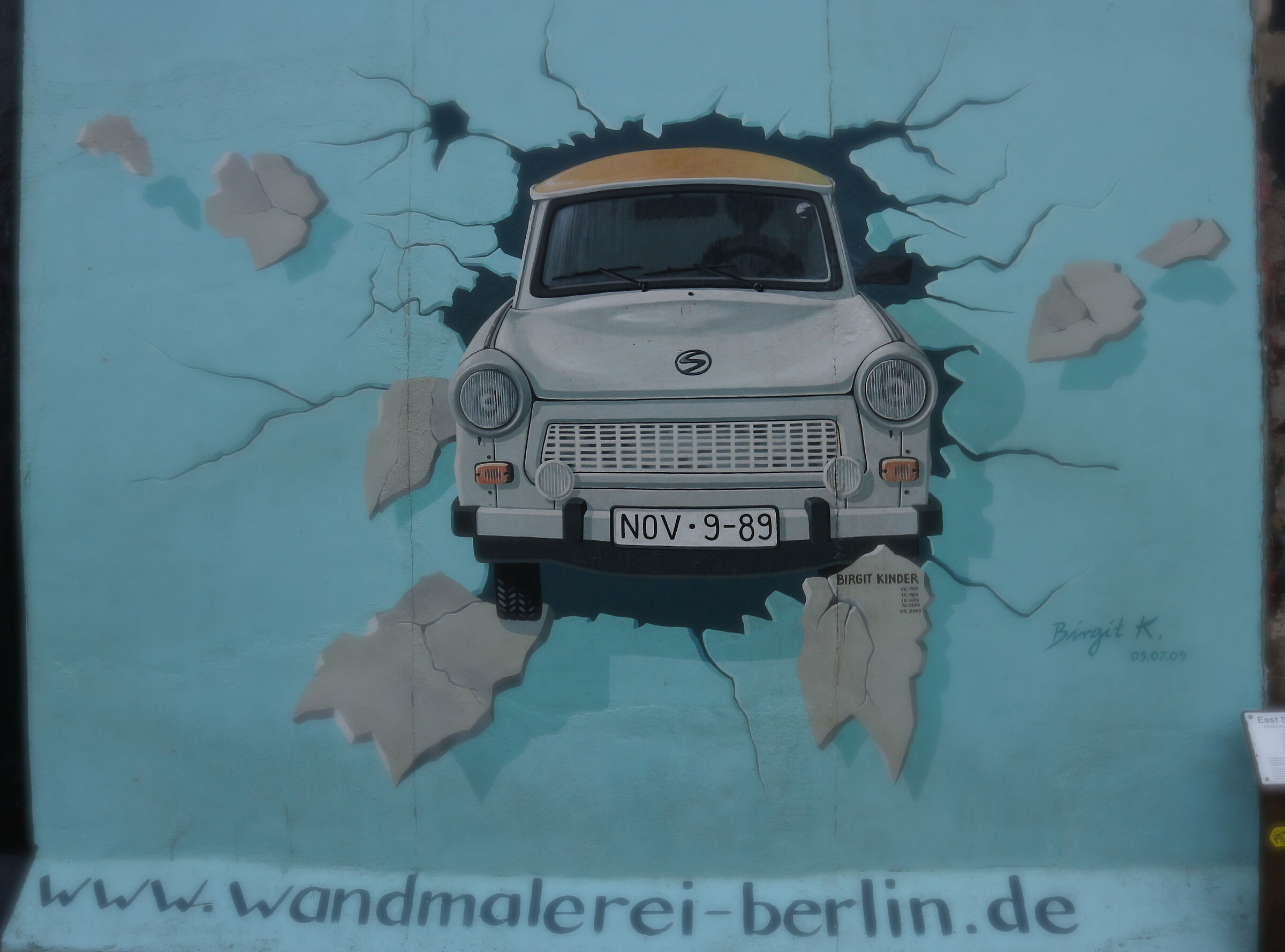 Una Trabant sul muro