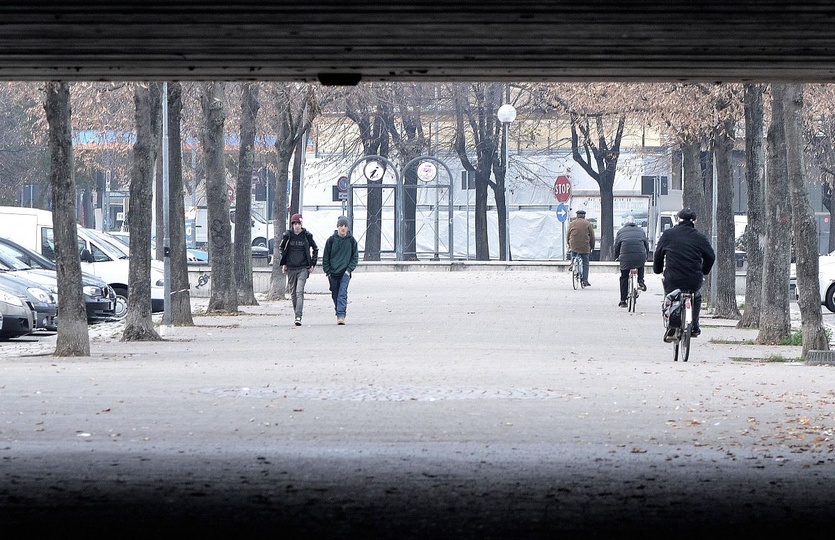 giovani camminano, meno giovani pedalano