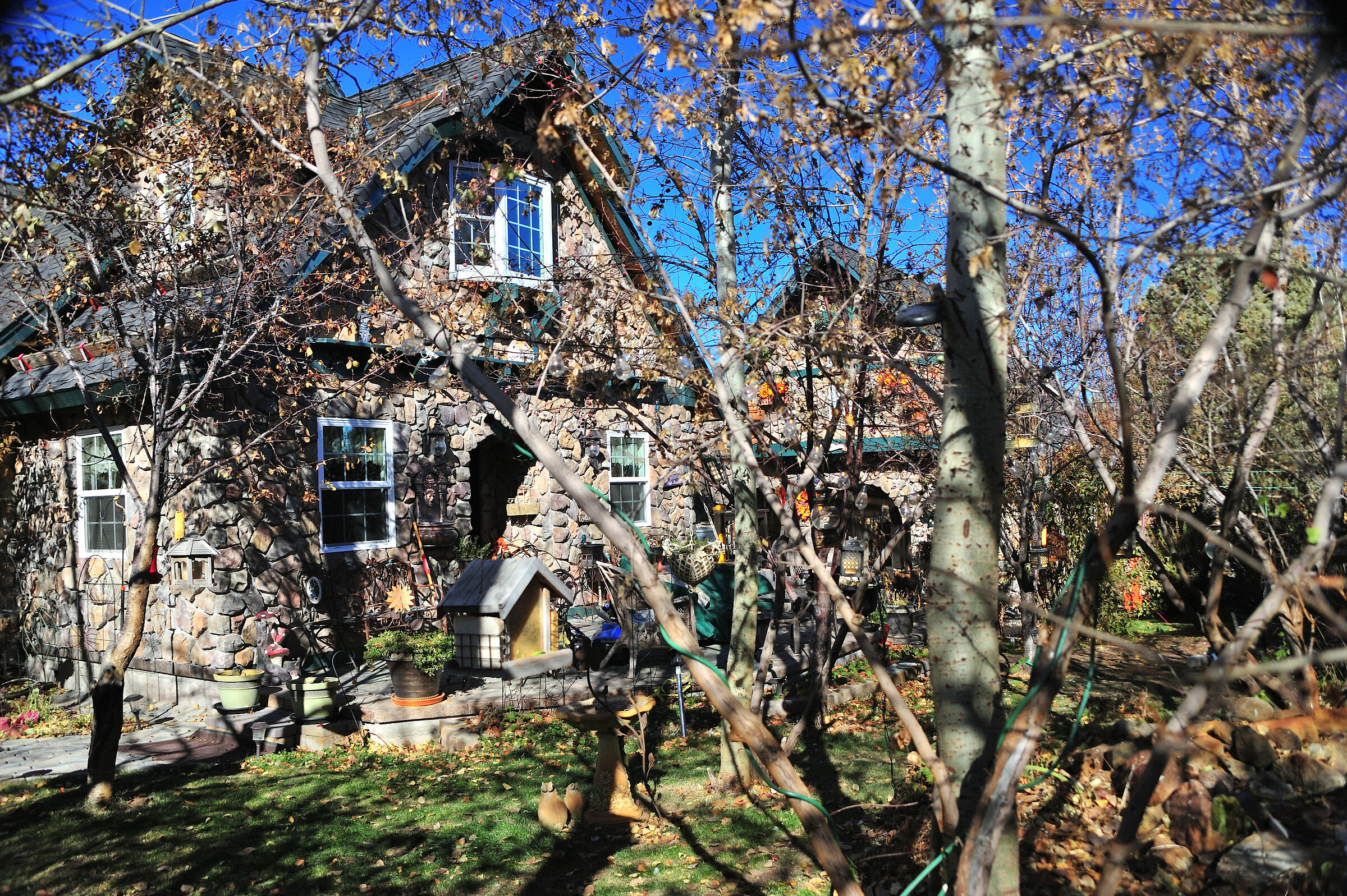 Pietra e autunno colori si completano a vicenda