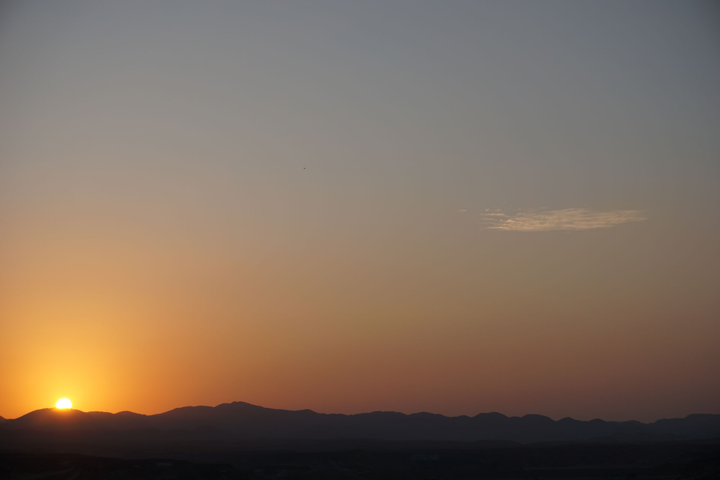 Tramonto su deserto roccioso