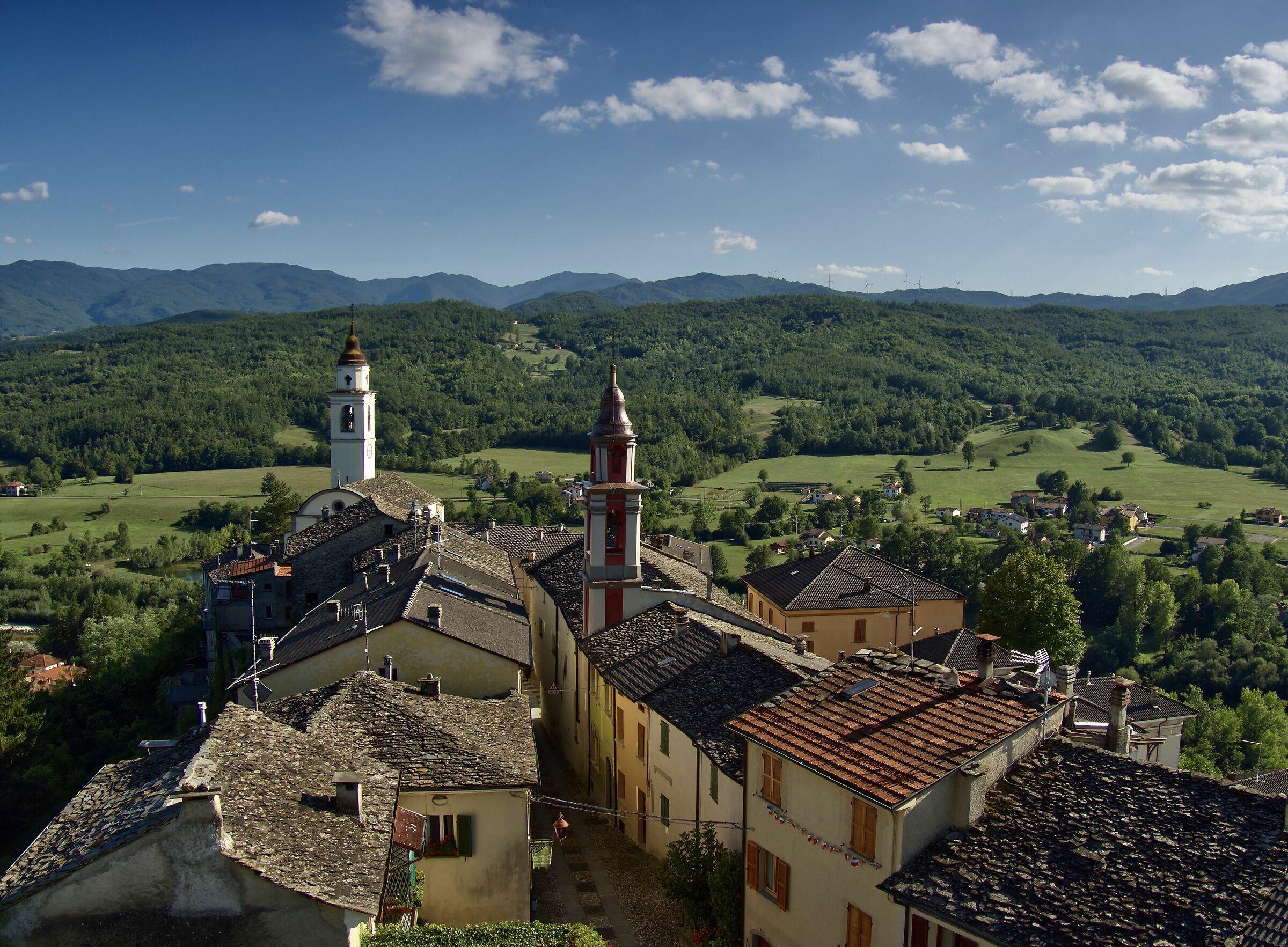 Compiano , splendido borgo dalla Val Ceno