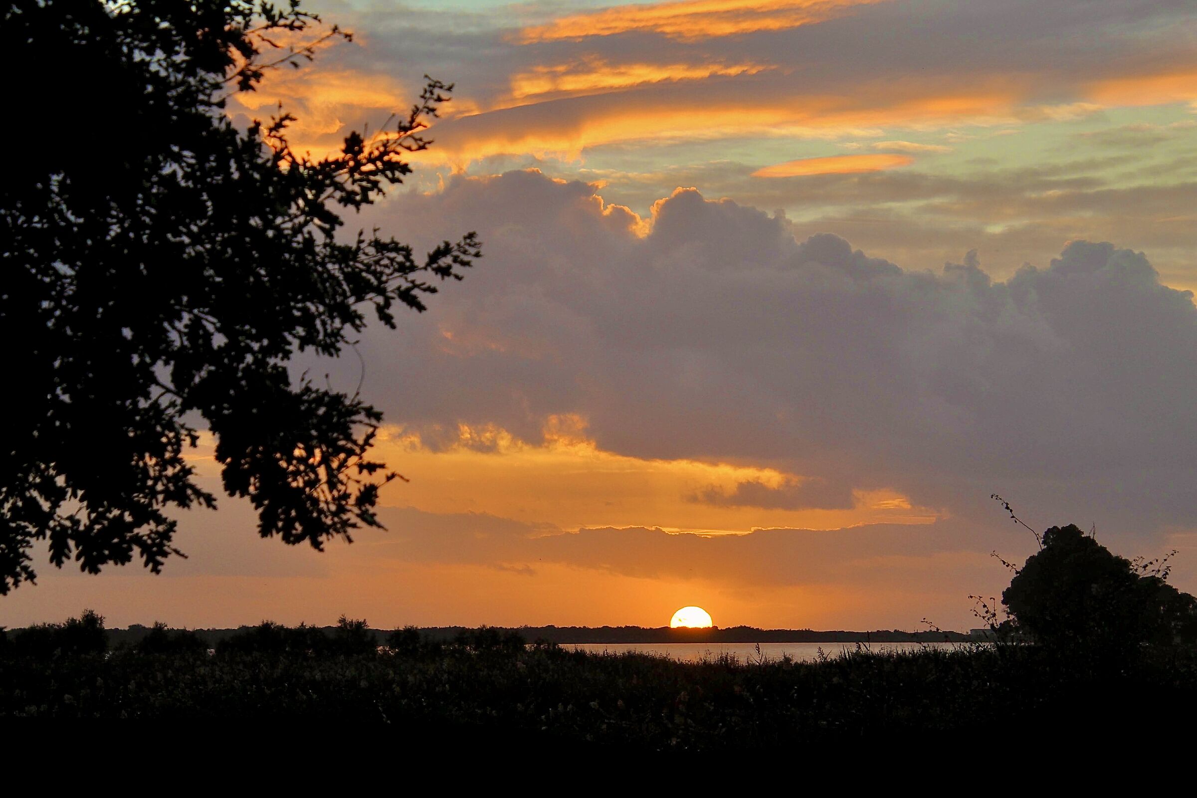 Tramonto sul lago di Fogliano