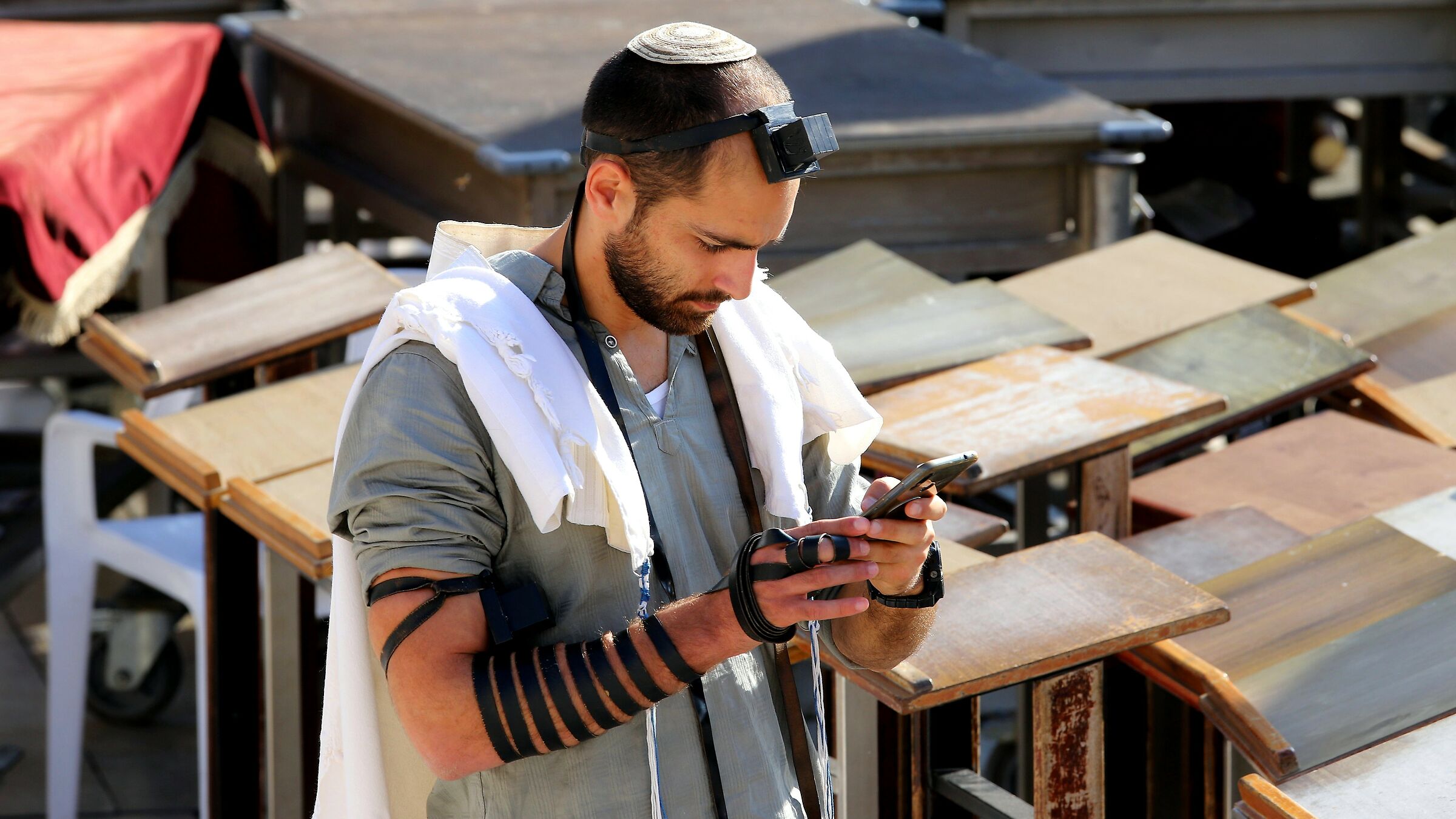 Gerusalemme,antico e moderno presso il Muro del Pianto