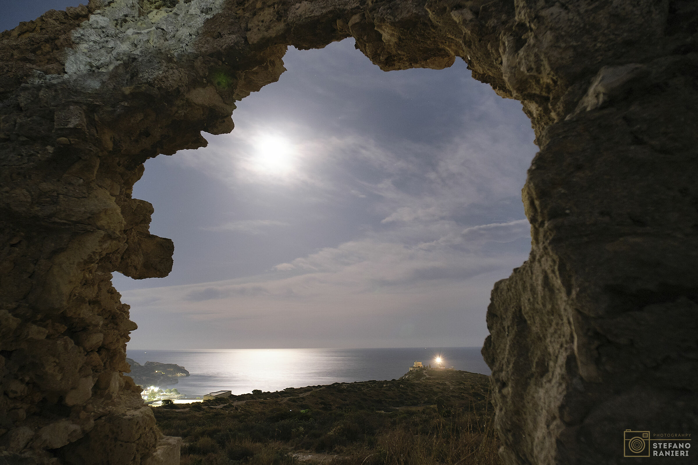 Finestra sul faro sotto la luna