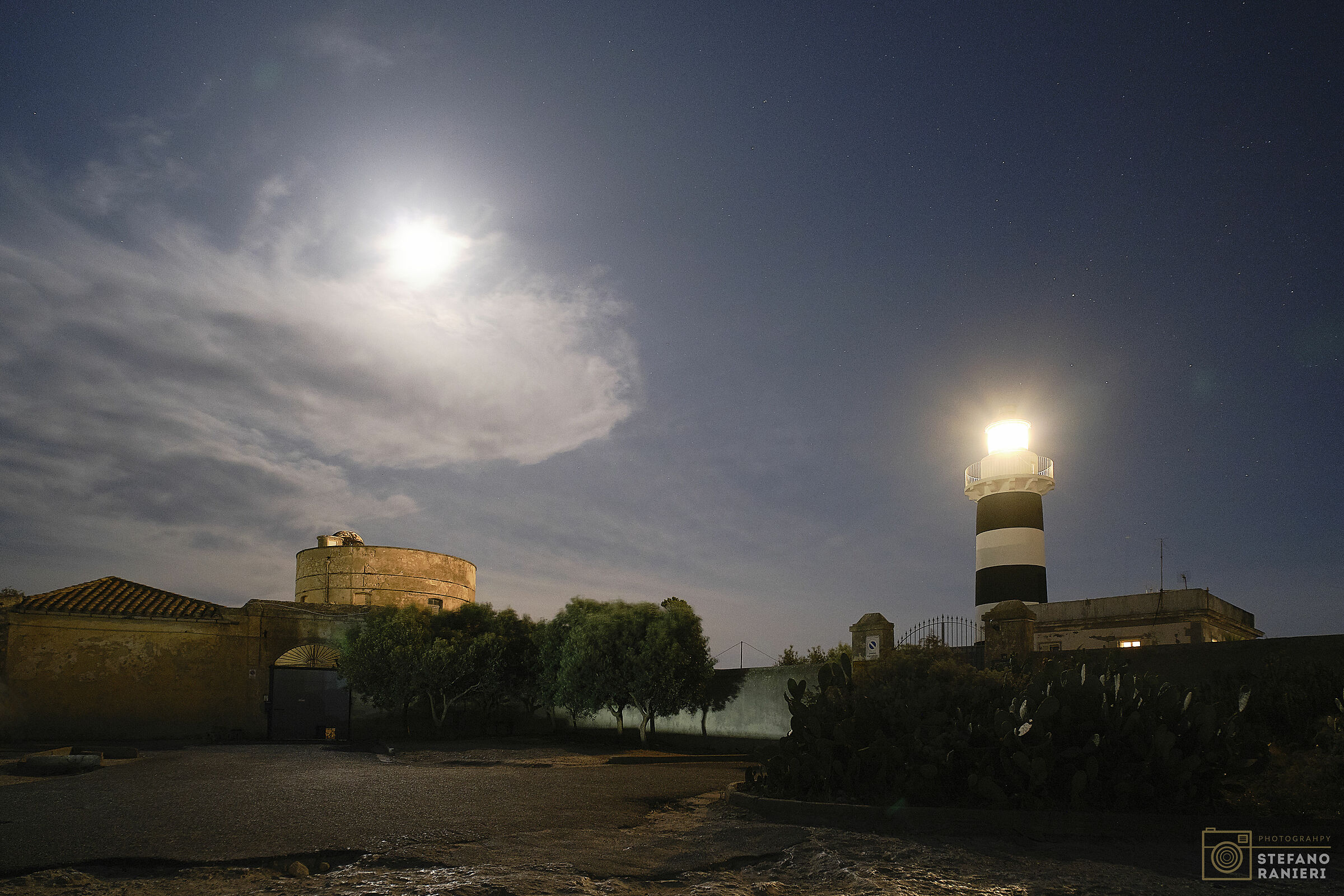 Faro al chiaro di luna