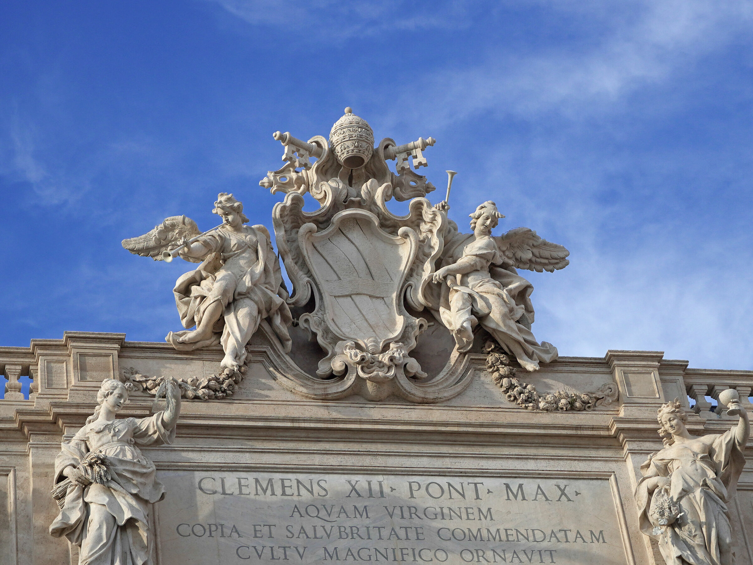Fontana di Trevi, Roma particolare dello stemma papale