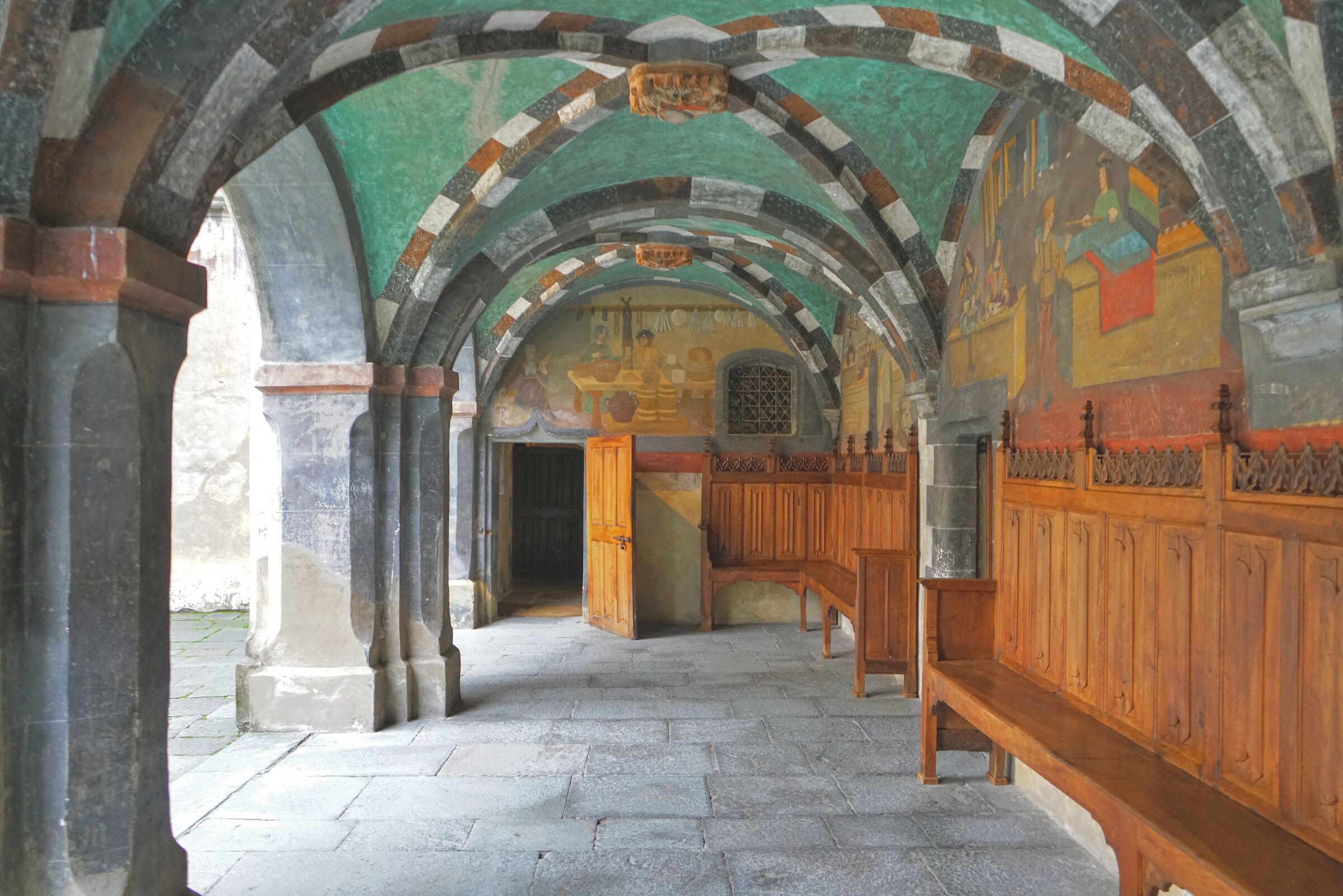 Porticato del castello