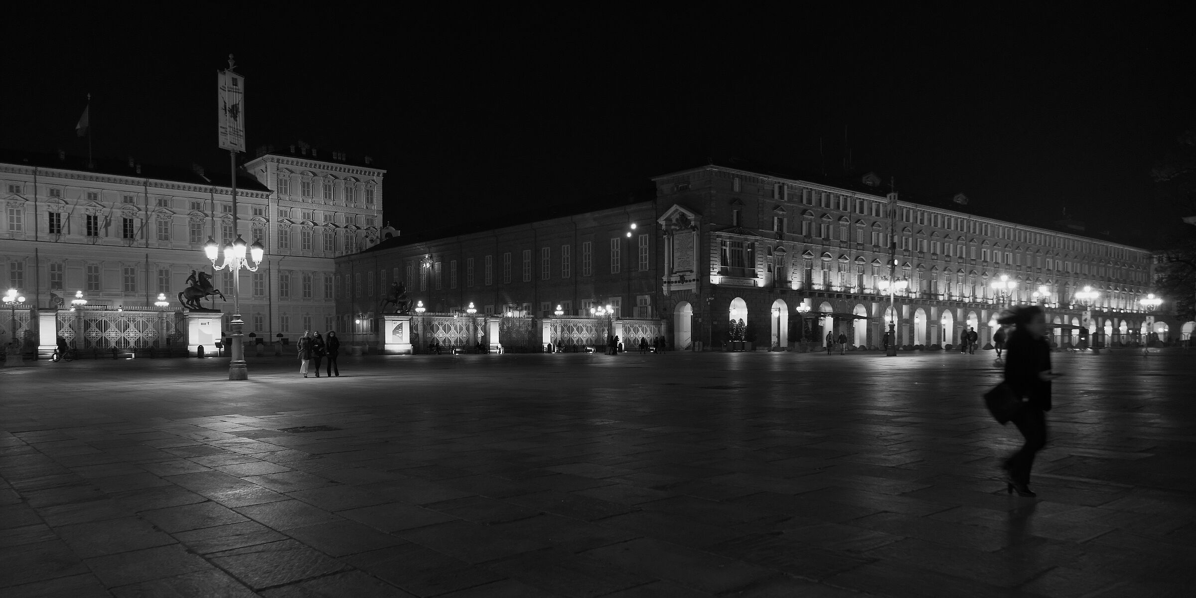 Piazza Castello di notte