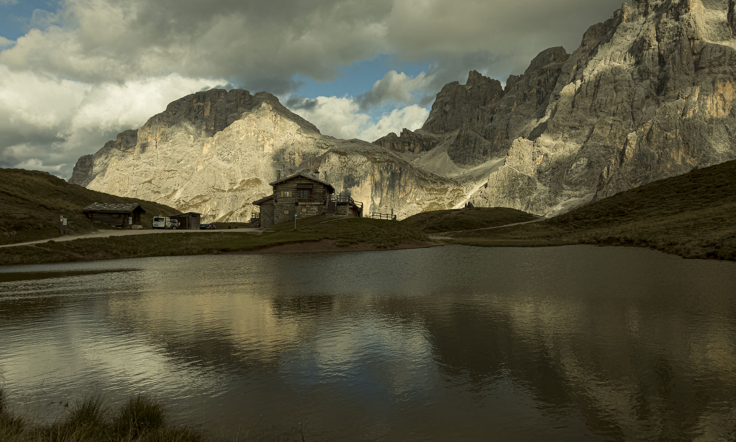 Baita Segantini sotto Pale di san Martino