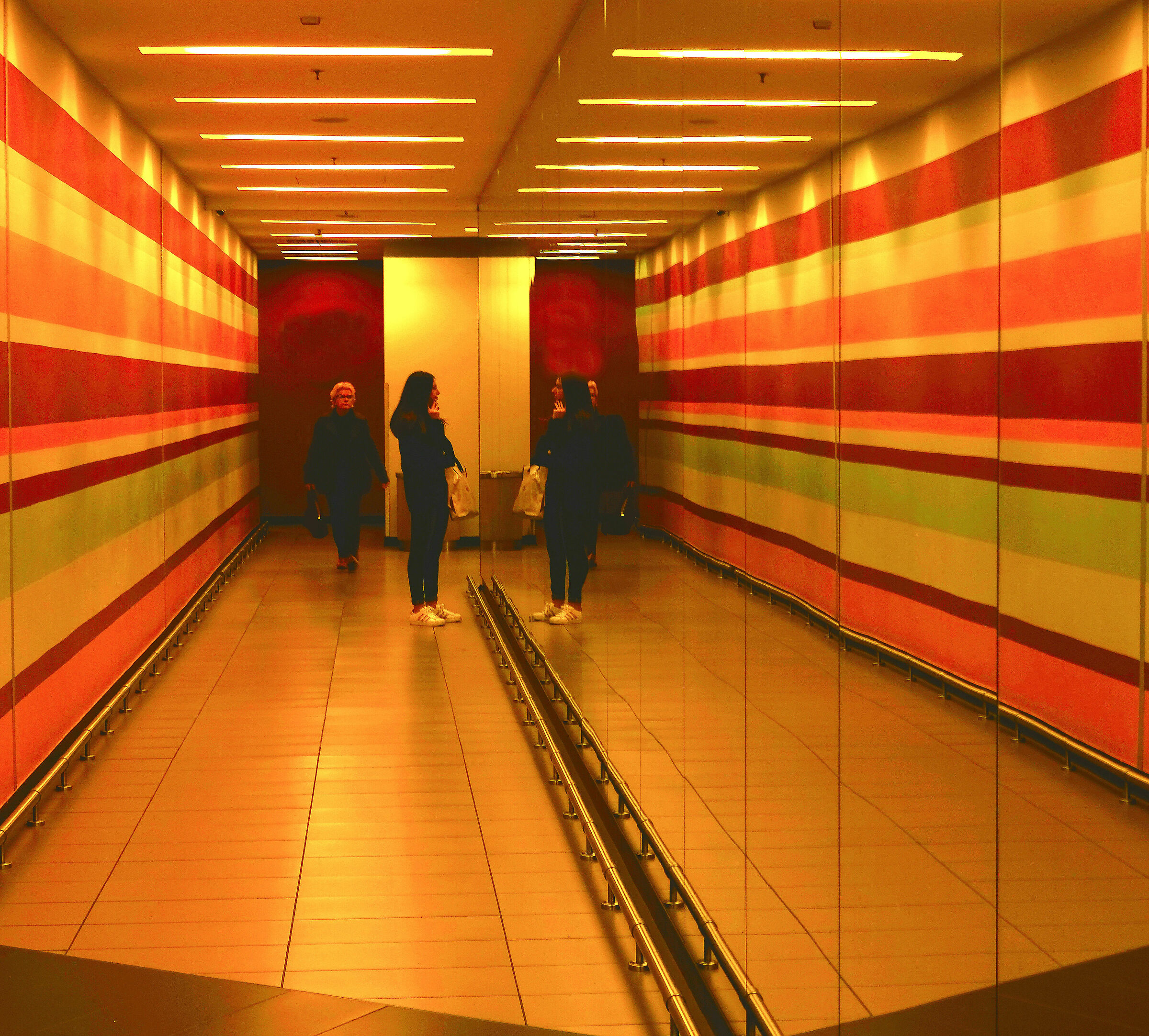 Oltre  gli specchi ?