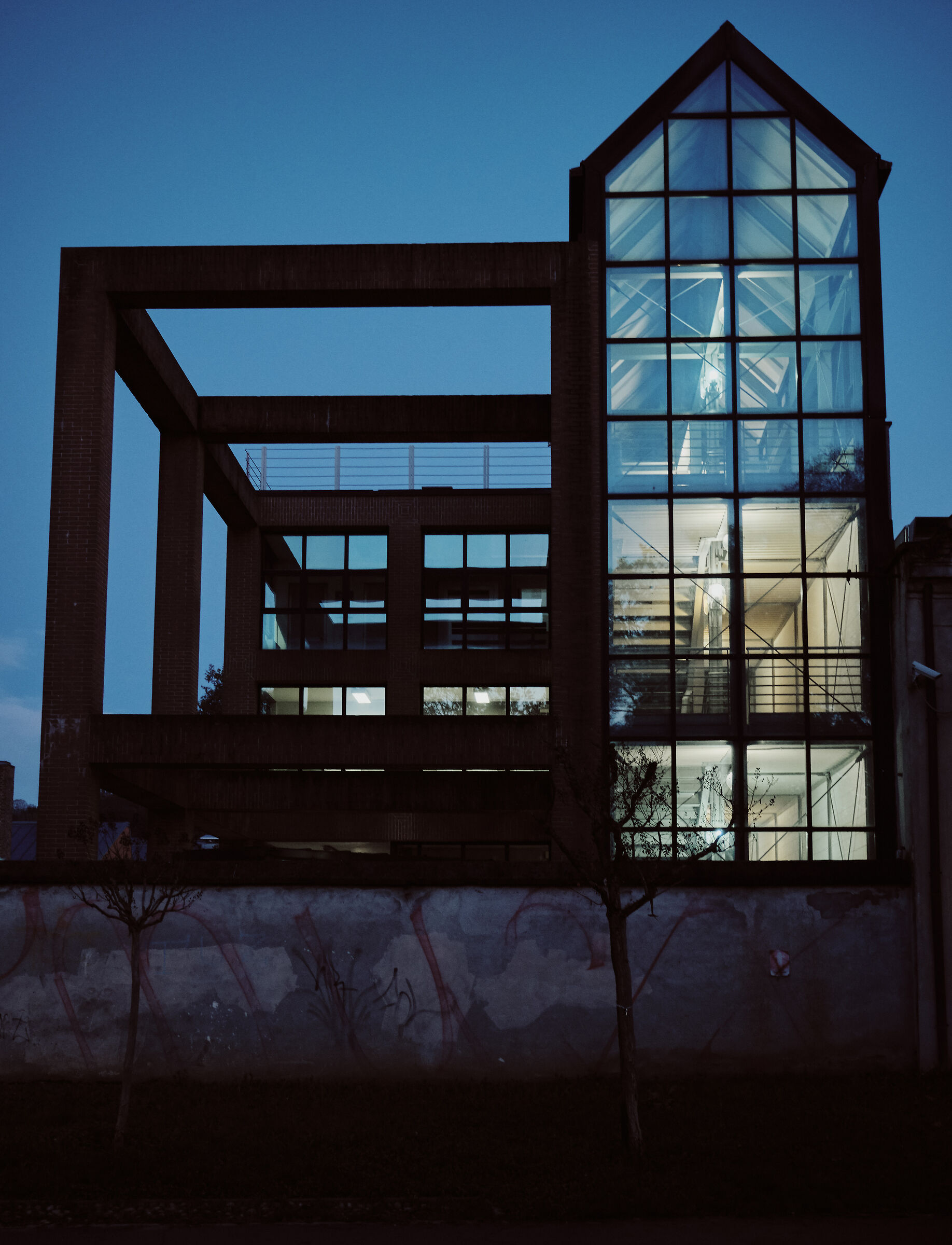 Locked-up tecnigraphers