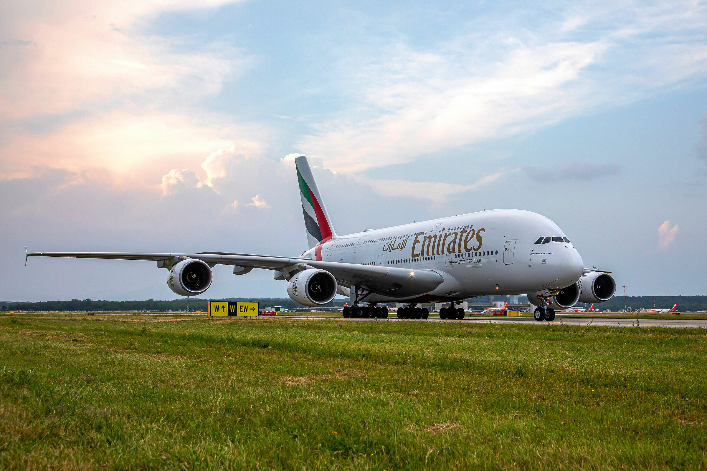 a380 Emirates al tramonto