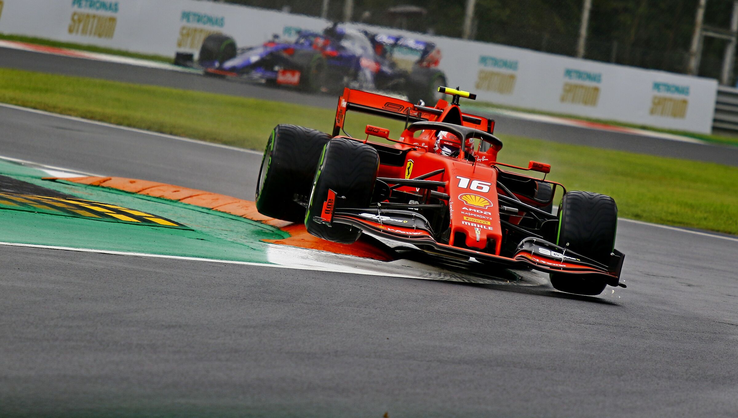 Charles Leclerc Ferrari n 16 aggressivo uscita roggia