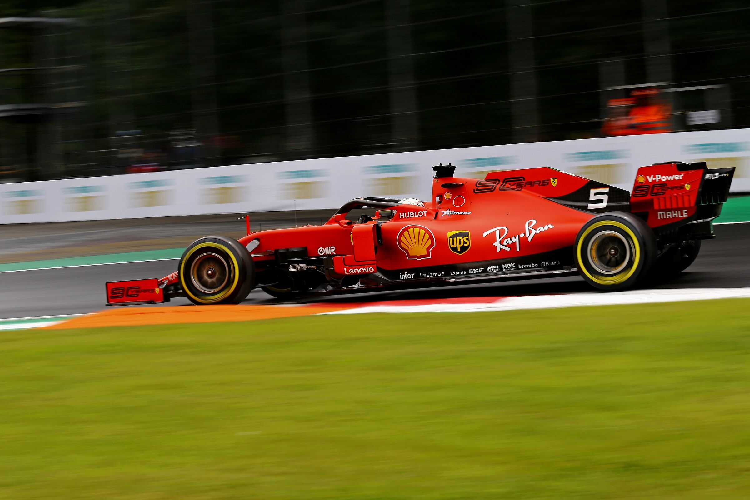 Sebastin vettel Ferrari n 5 entrata roggia