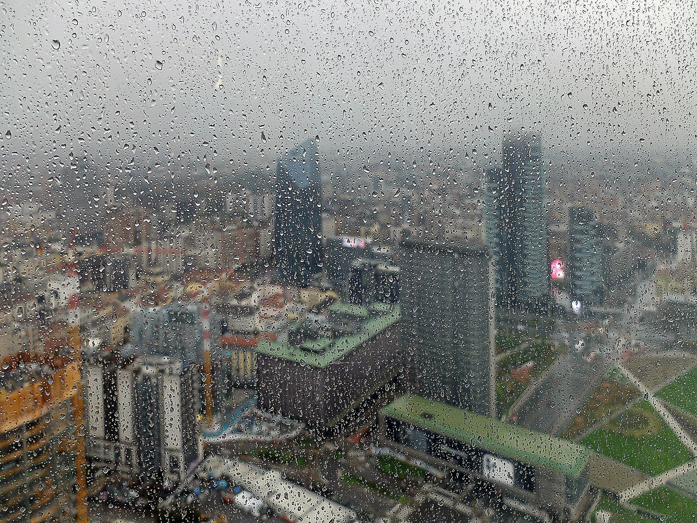 pioggia sui grattacieli